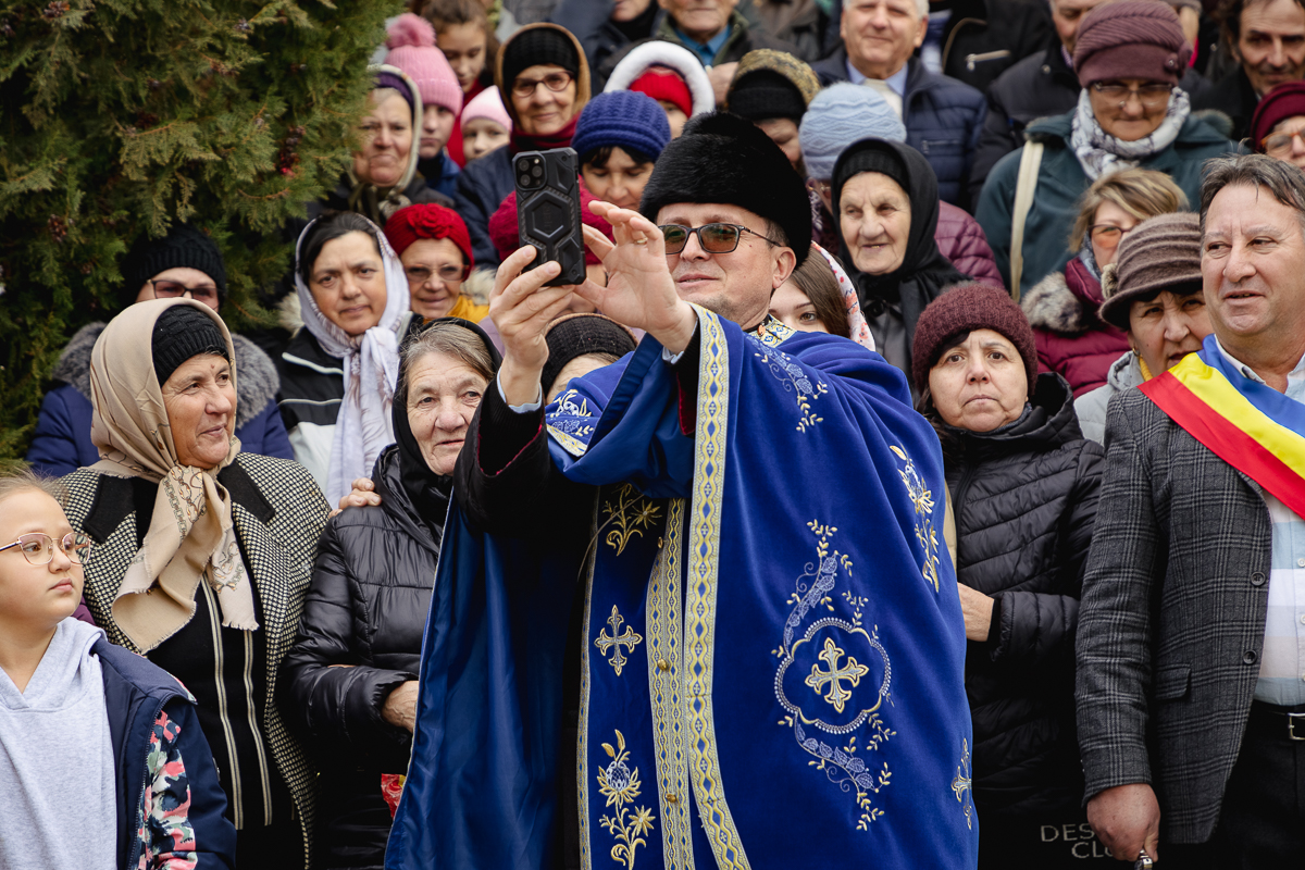 REPORTAJ Boboteaza pe malul Dunării, în comuna Ostrov: procesiune la debarcader, concurs de prins crucea și curse de cai