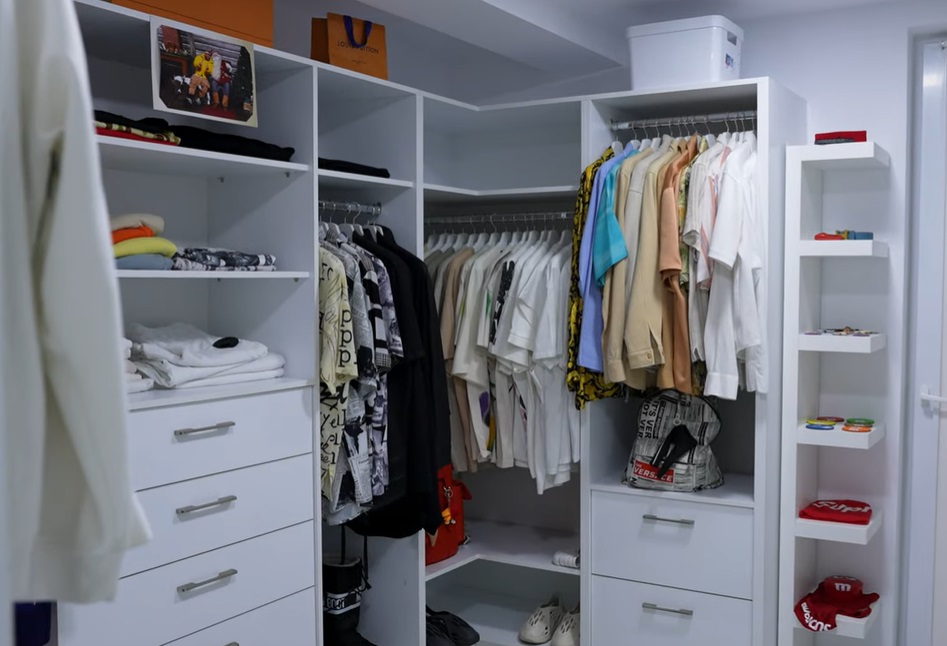 Imagini cu dressingul lui Dorian Popa. „Poate fi asemănat cu un spital. Sunt nebun după ordine”. Are o colecție de adidași de 40.000 de euro