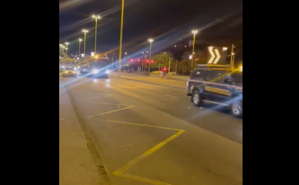 Harckocsik miatt állították le a forgalmat Budapest egyes részein az este: hatalmas szirénázás után hangosbemondón közölték a közlekedőkkel - videó