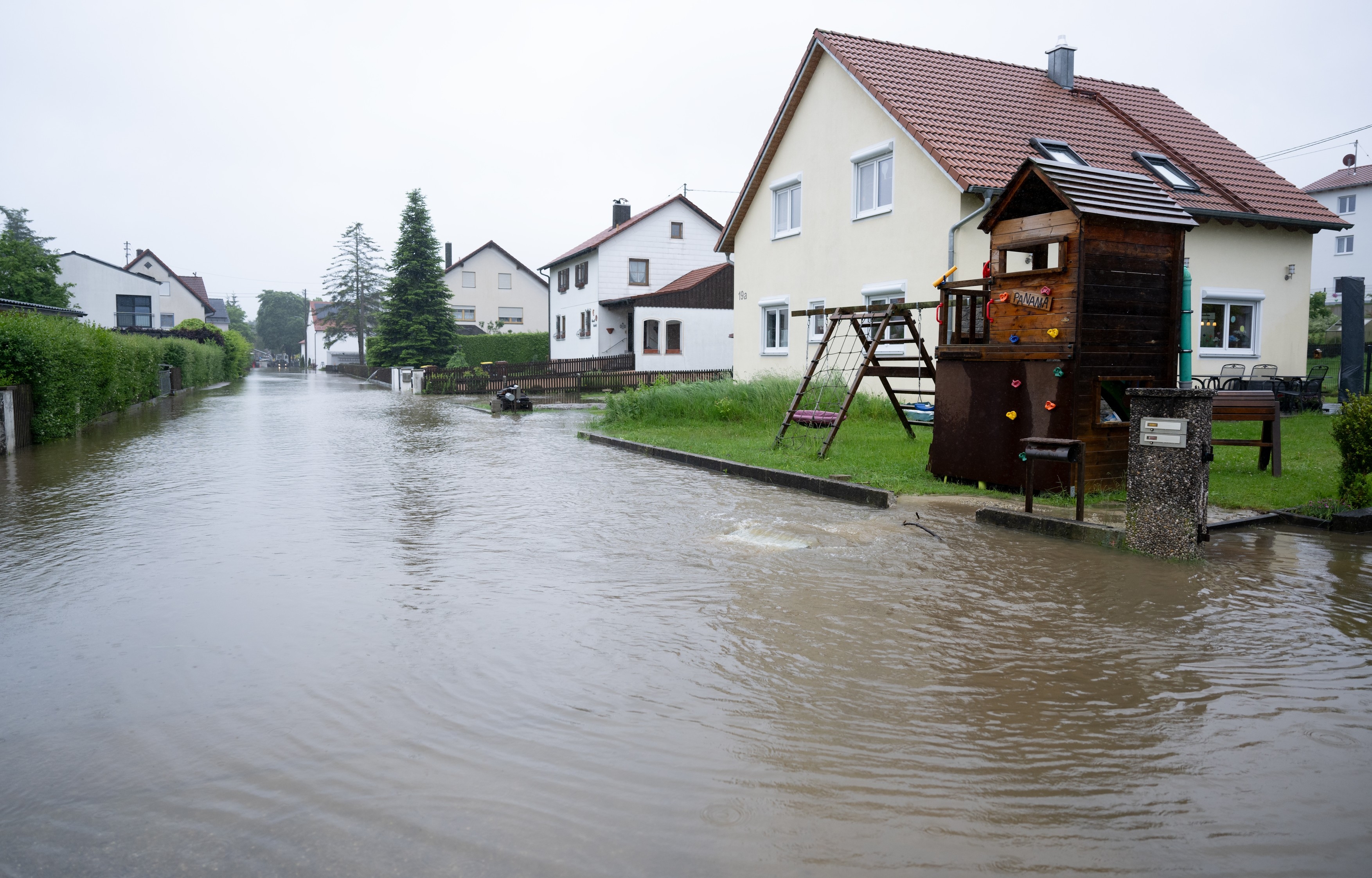 Închisoare evacuată și porțiuni de autostradă închise, după inundațiile masive din Bavaria. Stare de urgență, în mai multe zone