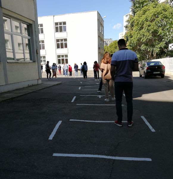Două alegeri organizate în pandemie, mobilizare complet diferită. Cozi în septembrie, secții goale în decembrie