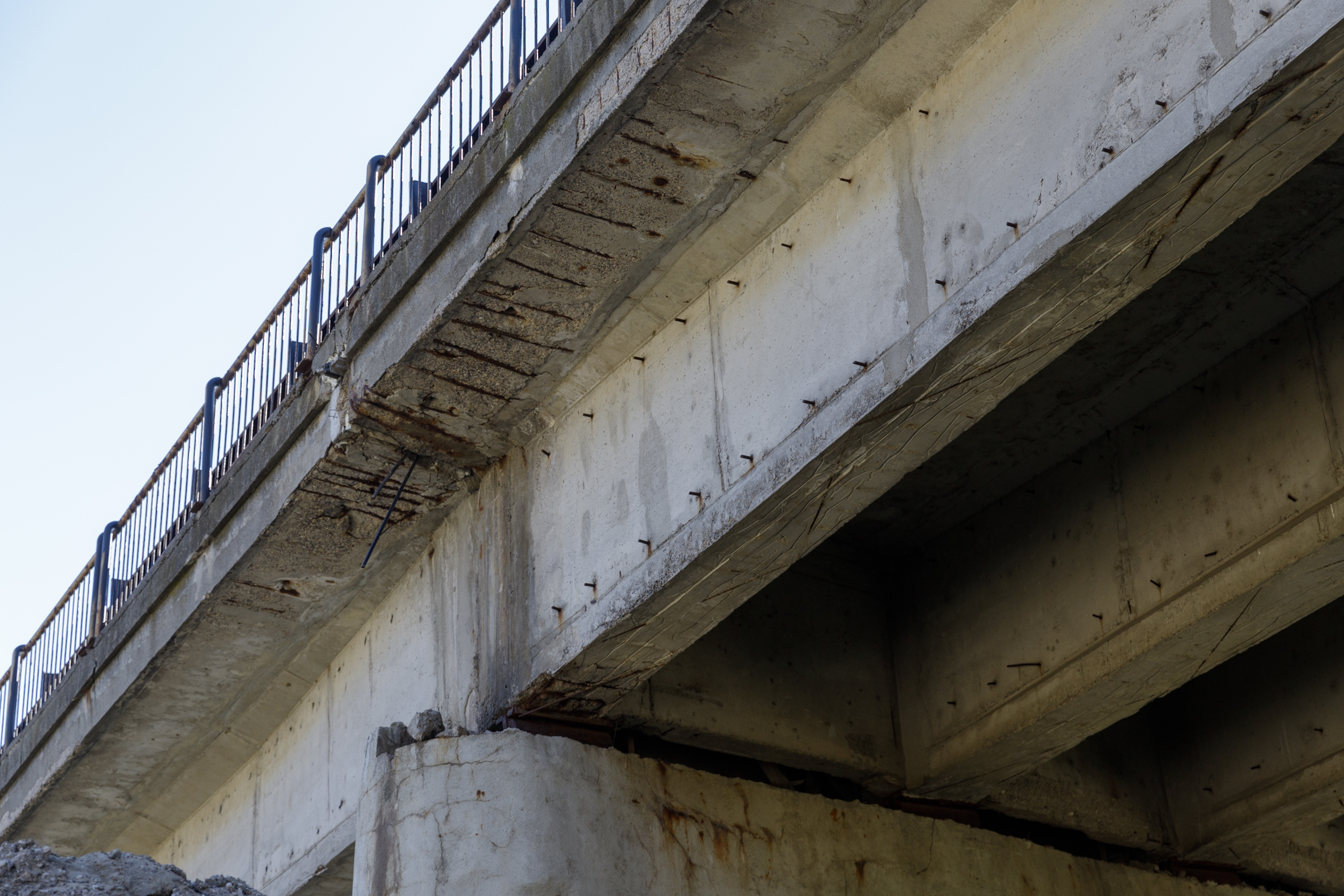 Podul de pe autostrada A1 peste care trec zilnic 40.000 de mașini arată rău: pământ surpat, structură metalică ruginită. „Necesită reabilitare, înlocuirea unor elemente”