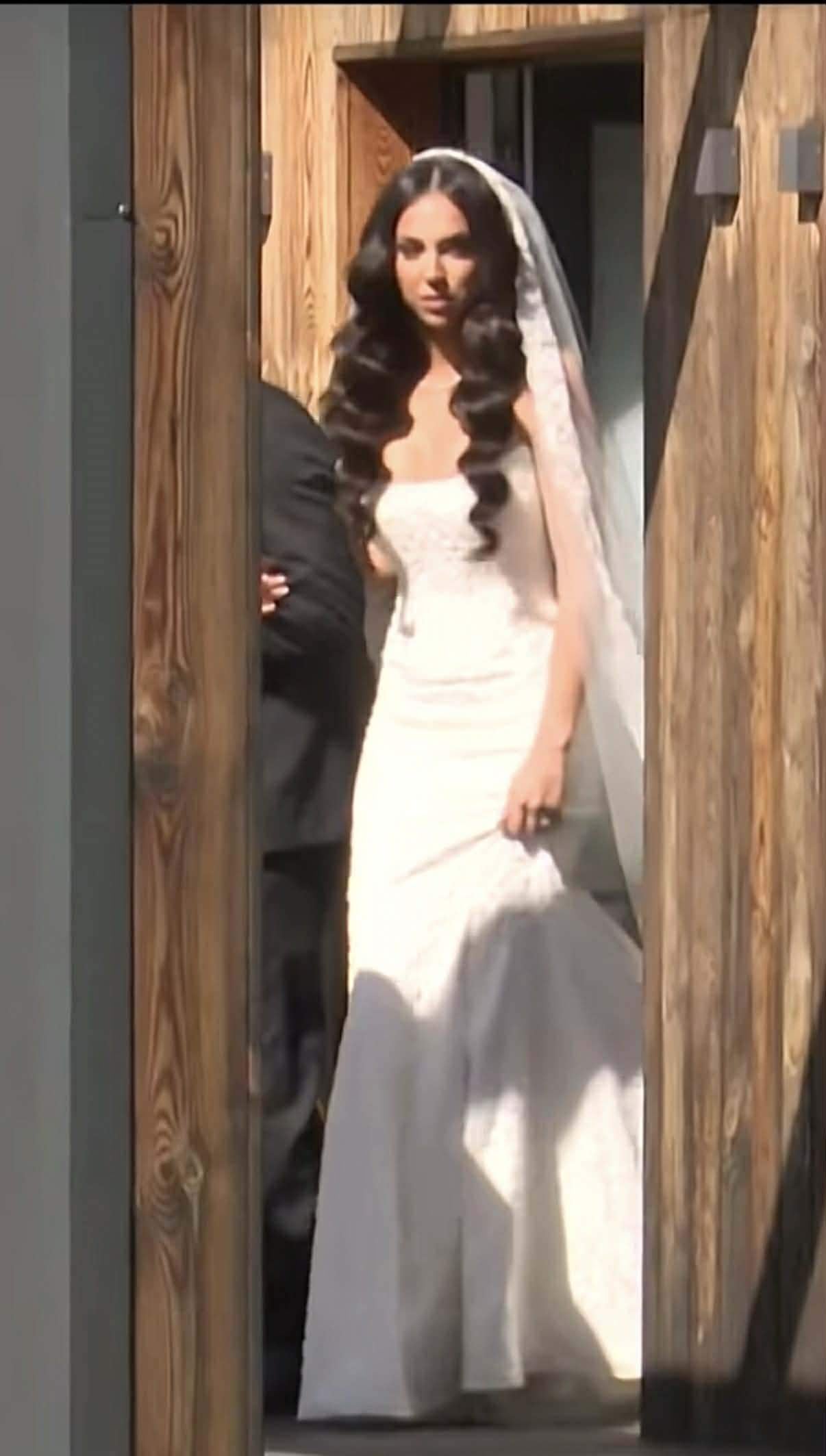 Imagini cu mireasa lui Dorian Popa. Ce rochie deosebită a purtat Andreea la nunta ei. A atras toate privirile