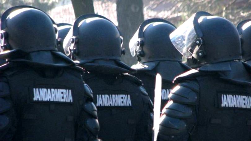 Jandarm agresat în județul Argeș, în timpul unor descinderi la o grupare de skimmeri