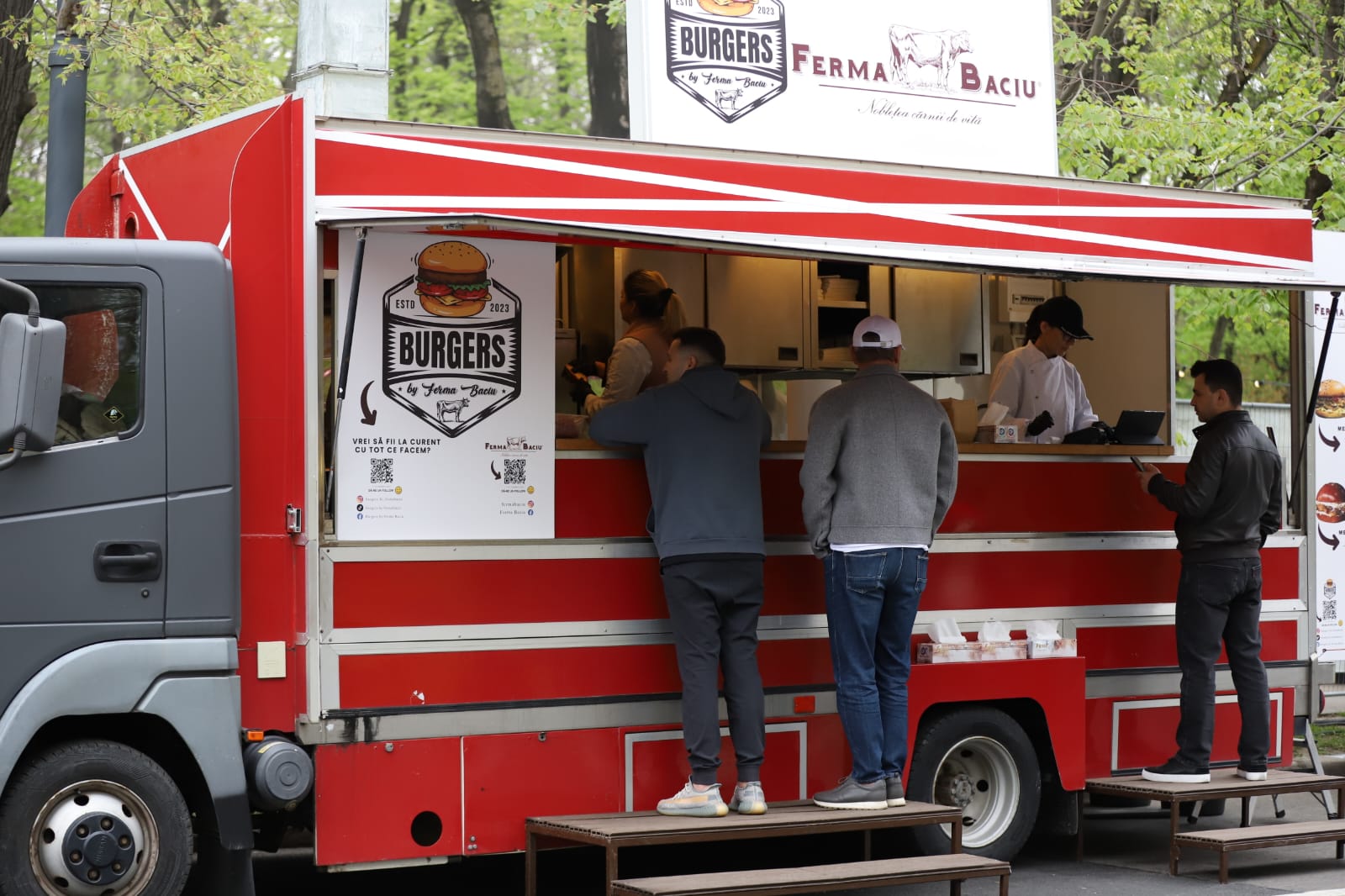 Bucharest Street Food Festival a început. Ce găsiți pe Bulevardul Kiseleff: de la burgeri la paella, plus dulciuri pentru toate gusturile