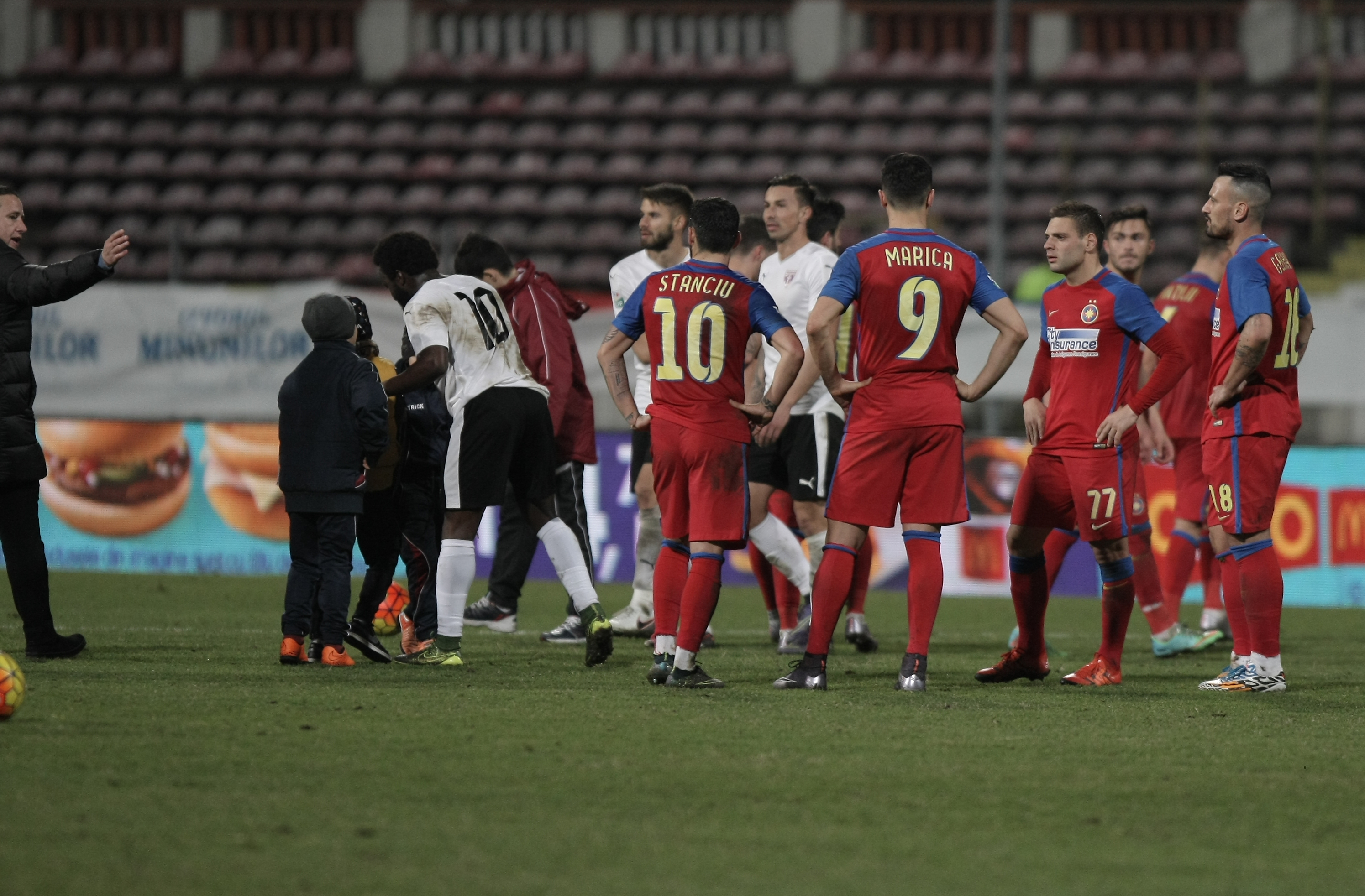 Meniu de fotbalist în Liga 1: spaghete cu ketchup, plus cartofi prăjiți și tocătură! Ivorianul Kone ”a mâncat ca spartul”, dar asta nu l-a împiedicat să zburde pe lângă ”leșinații” de la Steaua / GALERIE FOTO