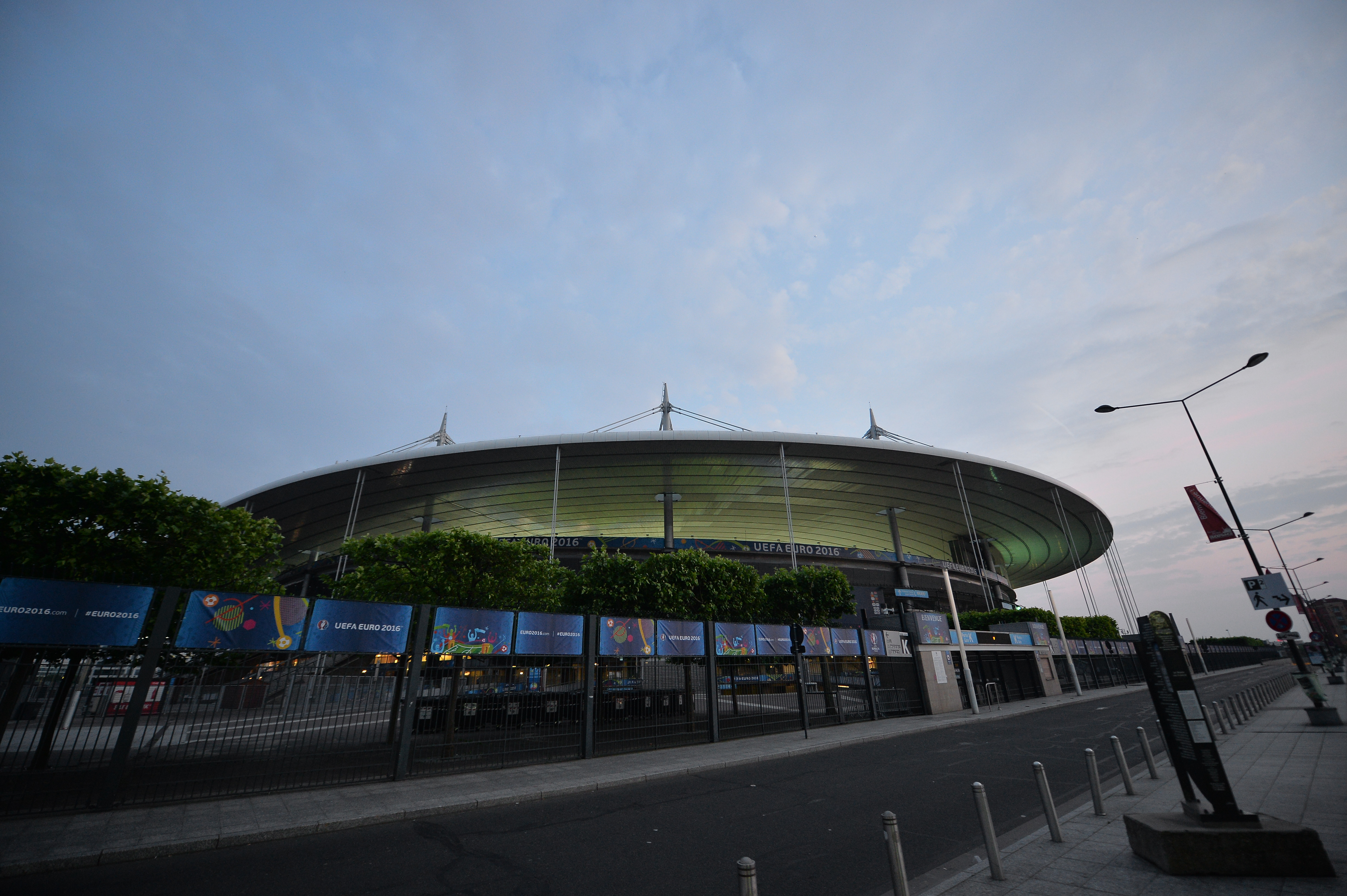 Euro 2016. Reportaj din infernul de la Saint-Denis. Vineri jucăm aici, pe Stade de France, cu gazdele! ”Explodează câte o bombă la două săptămâni și se trage cu Kalașnikovul” EXCLUSIV&FOTO