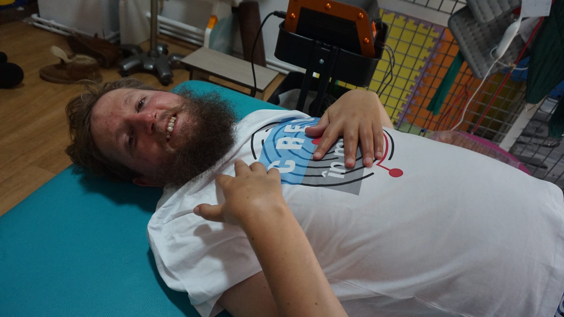 Mihai Neșu, mesaj din scaunul cu rotile pentru Ilie Bolojan, după tăierea facilităților pentru persoanele cu dizabilități: „Are dorința de a face lucruri bune în țară”