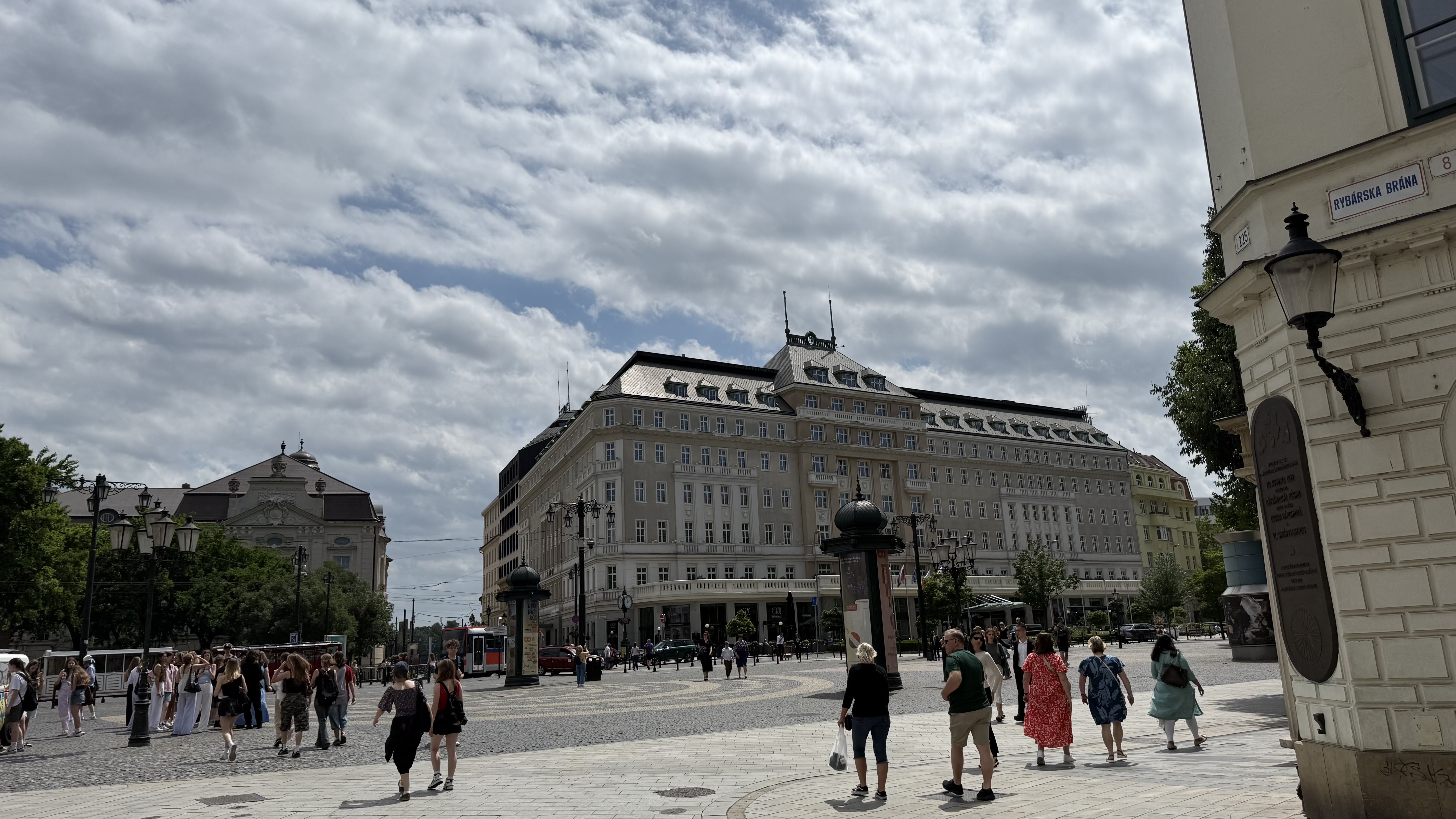 Cât plătești pentru un tuns și bărbierit la o frizerie de cartier din Bratislava: buget de restaurant în România