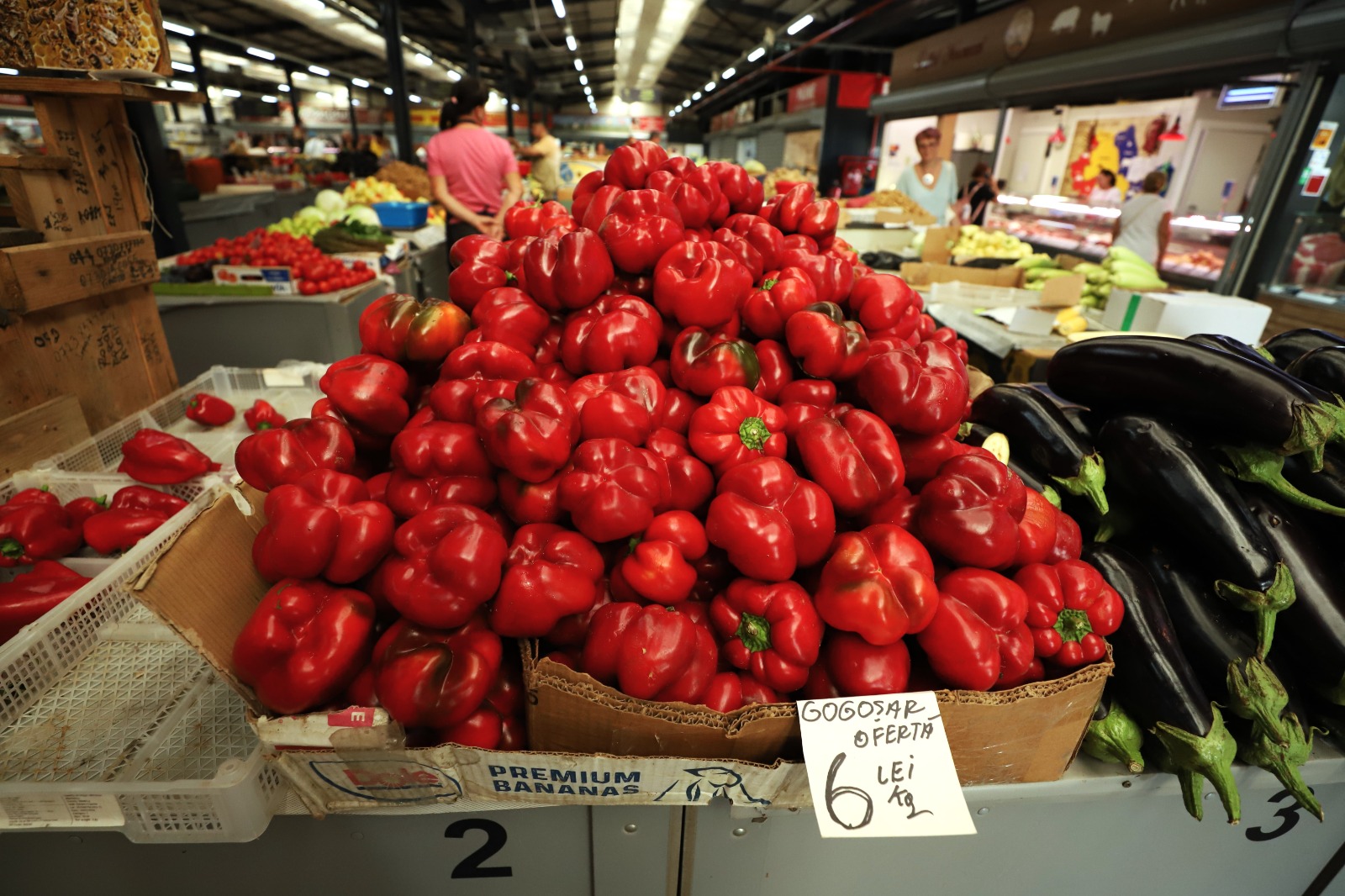 Cât costă să cumperi ingrediente pentru 10 borcane de zacuscă: calculul pentru rețeta tradițională cu vinete, ardei kapia, gogoșari și ceapă