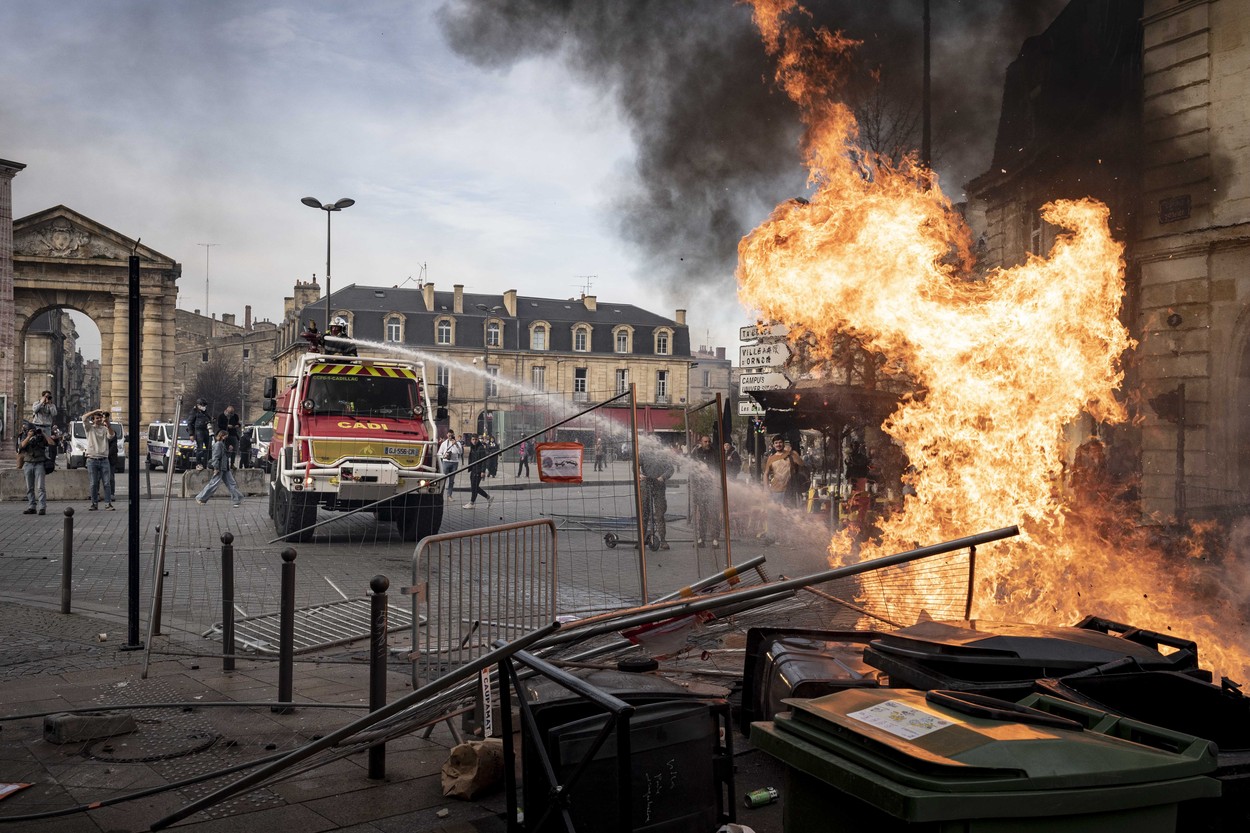 Guvernul francez „nu va ceda în fața violenței”, a spus Emmanuel Macron după protestele de joi față de reforma pensiilor