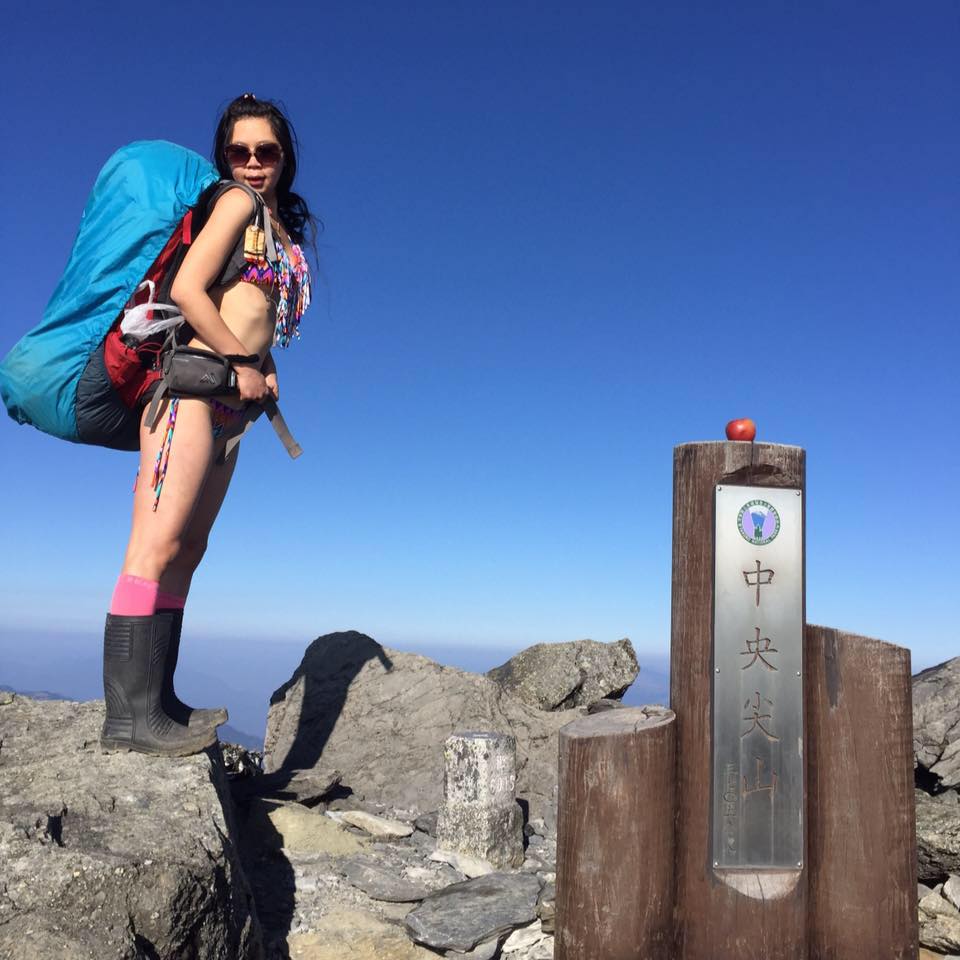 FOTO | O tânără din Taiwan cunoscută drept "Alpinista în bikini" a fost găsită înghețată pe munte după ce a căzut de la înălțime