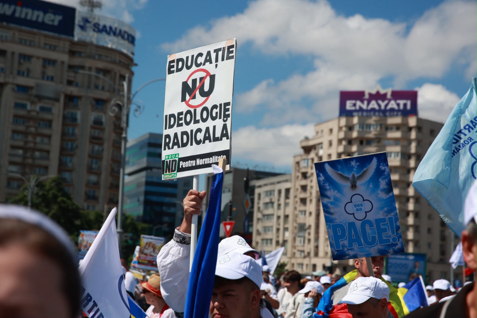 „Marșul Normalității”, condus de Diana Șoșoacă, a adunat câteva sute de oameni: scandări împotriva minorităților și a lui Ilie Bolojan