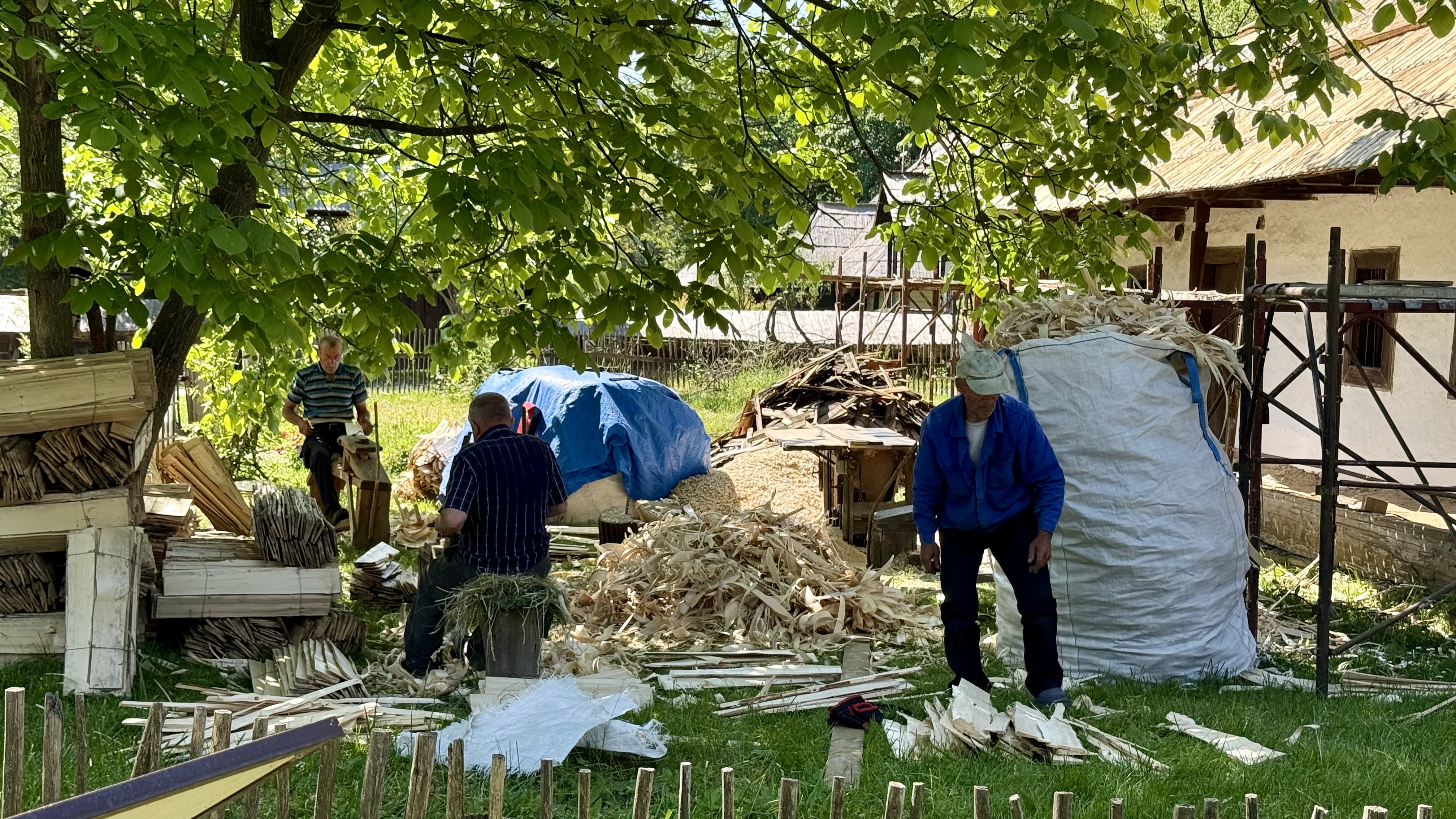 Patru meșteri din Maramureș refac, ca acum un secol, o casă din inima Bucureștiului: „Asta-i istoria! Facem totul manual, ca pe vremuri”