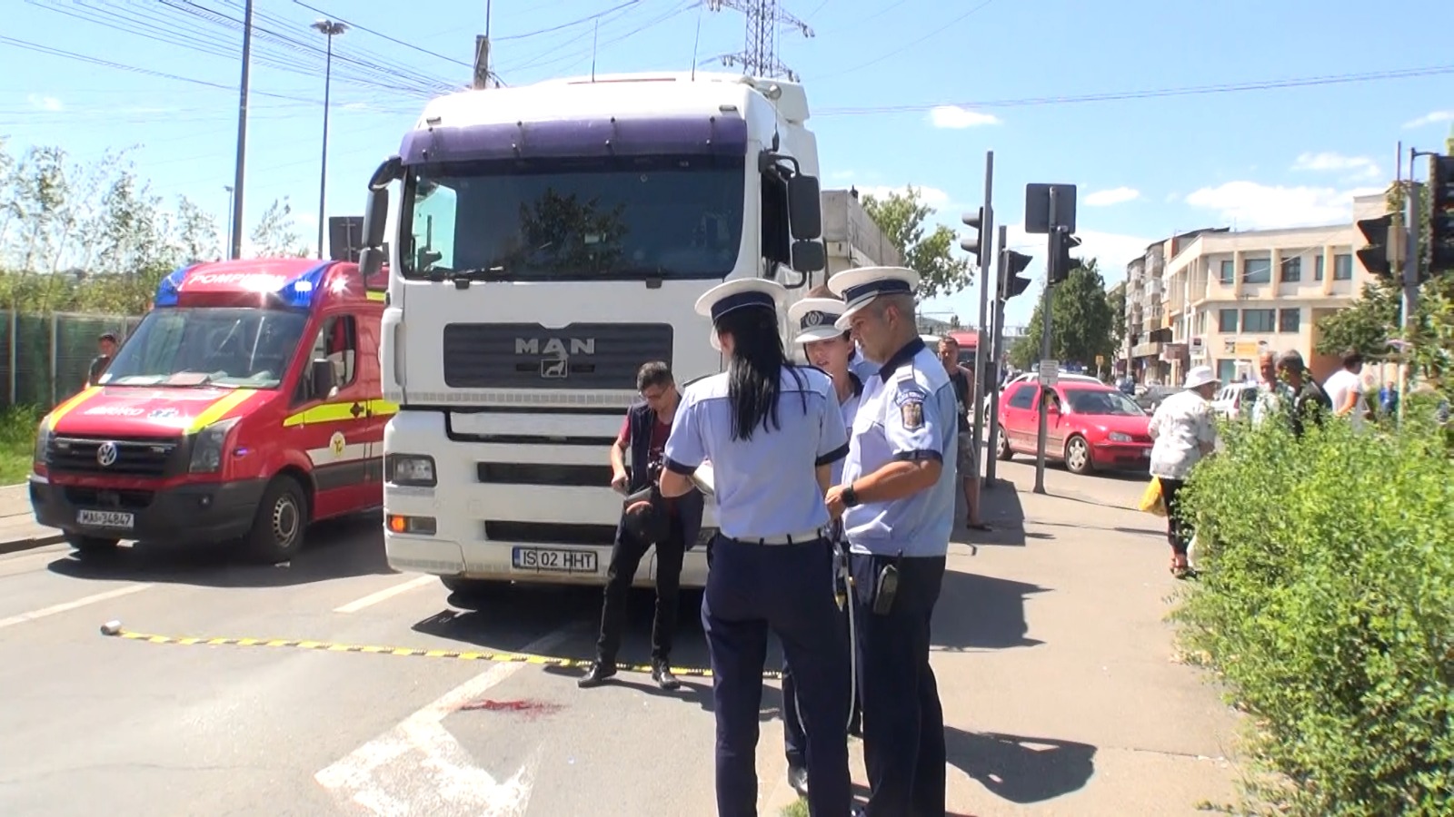 Bărbat călcat de camion pe o trecere de pietoni din Iași. Scene șocante în apropierea unui centru comercial