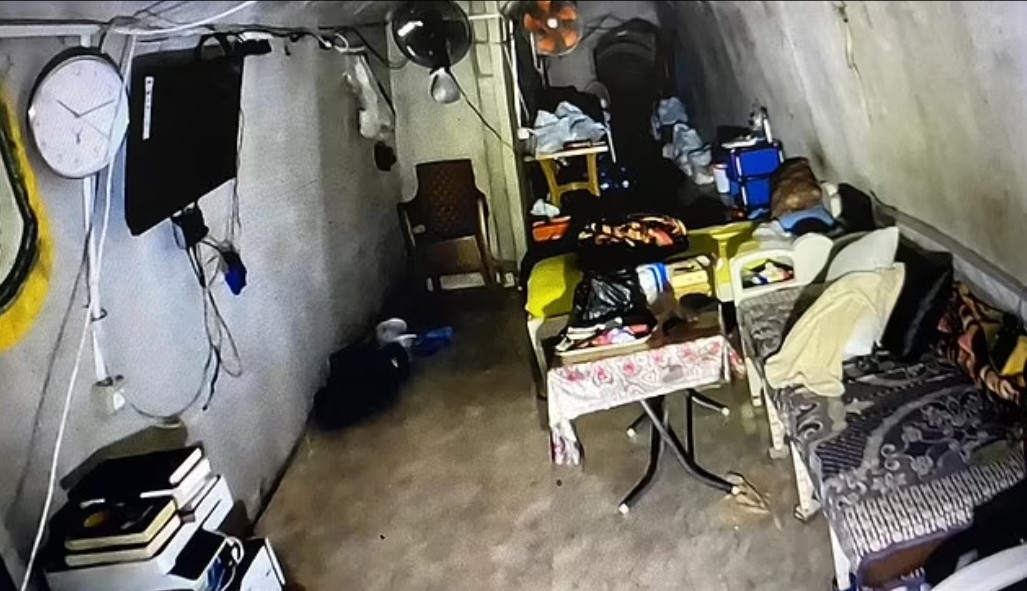 Un televizor, o canapea improvizată și ventilatoare pentru reglarea umidității. Imagini din ascunzătoarea fostului lider Hamas, Yahya Sinwar
