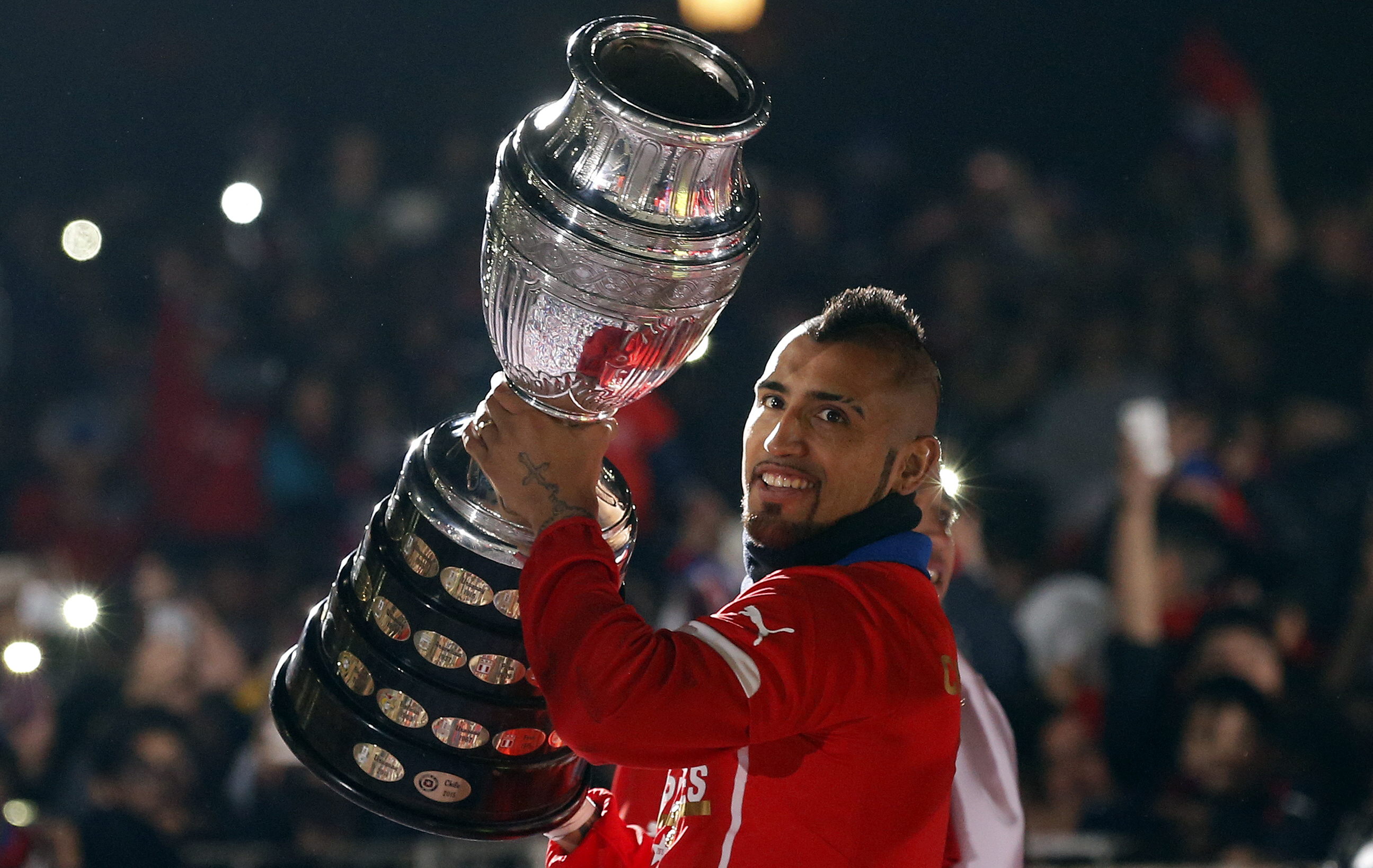 Chilienii au sărbătorit pe străzi câștigarea primei Copa America din istorie. ^A fost noapte albă la Santiago / GALERIE FOTO