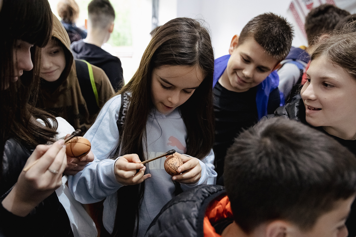 De Paști, la Muzeul Satului Vrâncean, sute de copii au lăsat smartphone-ul și au pus mâna pe chișiță, să încondeieze ouă. „Unii chiar au îndemânare, au ieșit lucruri faine”