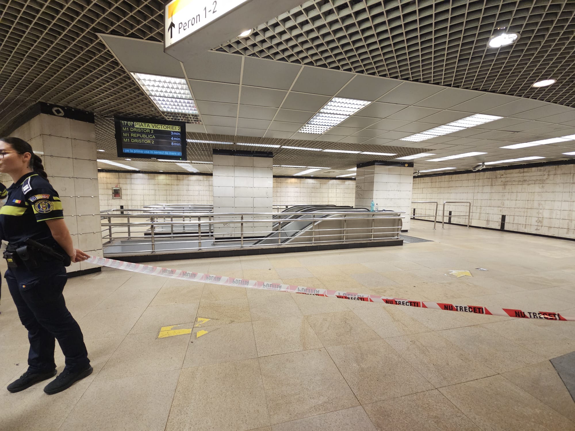 Stația Piața Victoriei 2 rămâne închisă, iar circulația s-ar putea relua joi dimineață. Pompierii scot apa de la metrou cu pompe și furtunuri