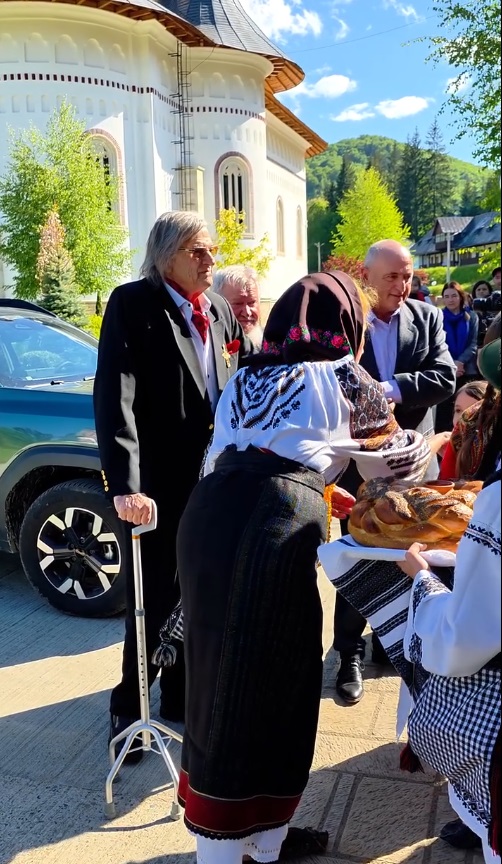 Apariția lui Florin Piersic în cârjă, la Putna. Marele actor și Sofia Vicoveanca au luat parte împreună la un eveniment cultural