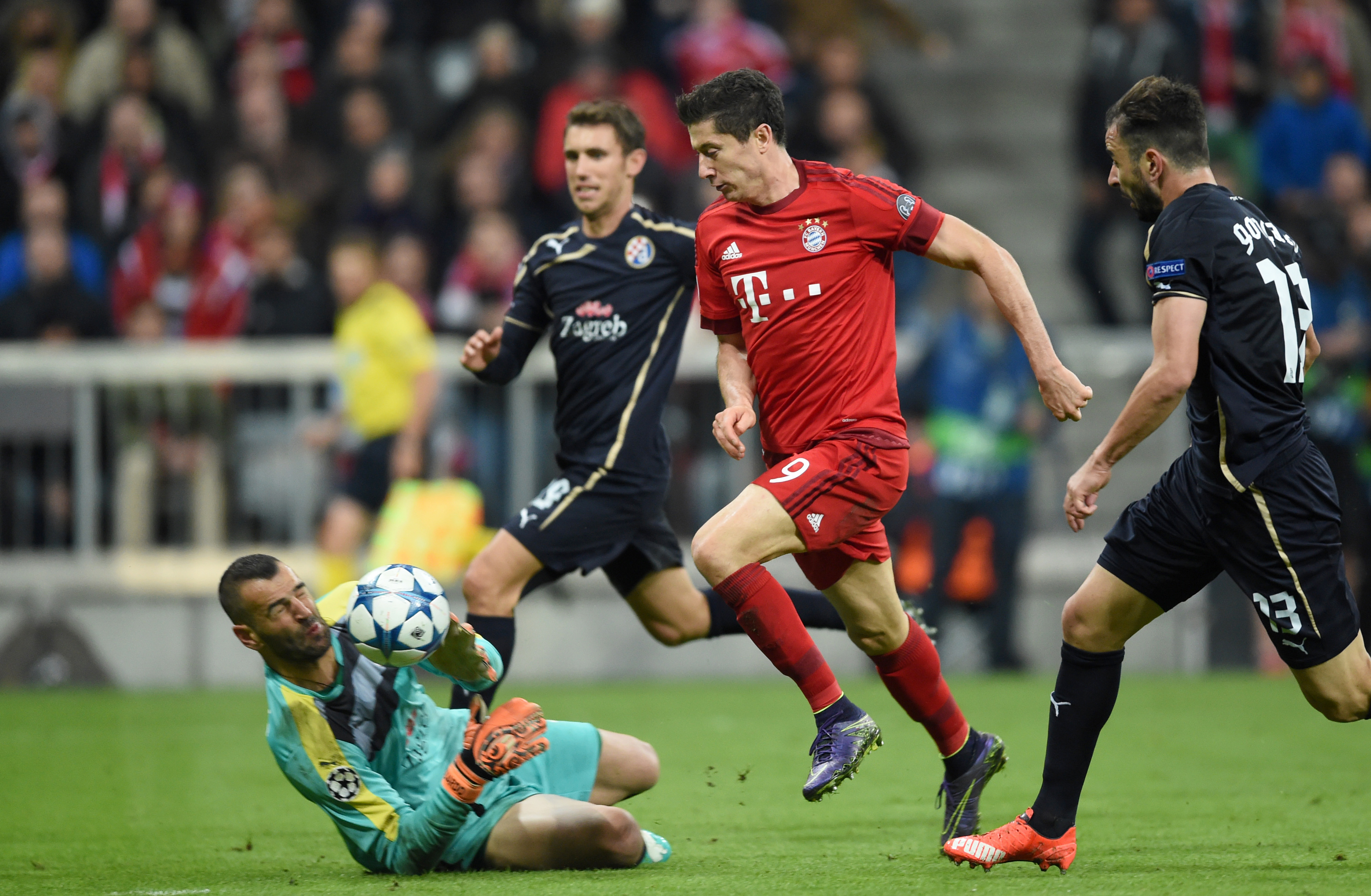 Liga Campionilor, etapa a II-a: Ce măcel, pentru Măţel! Fundaşul român a greşit la primul gol marcat de Bayern Munchen. Barcelona a suferit enorm fără Messi. Rezultat-bombă în Belarus. Jose Mourinho nu s-a simţit ca acasă la Porto, Chelsea a "furat-o" / GALERIE FOTO