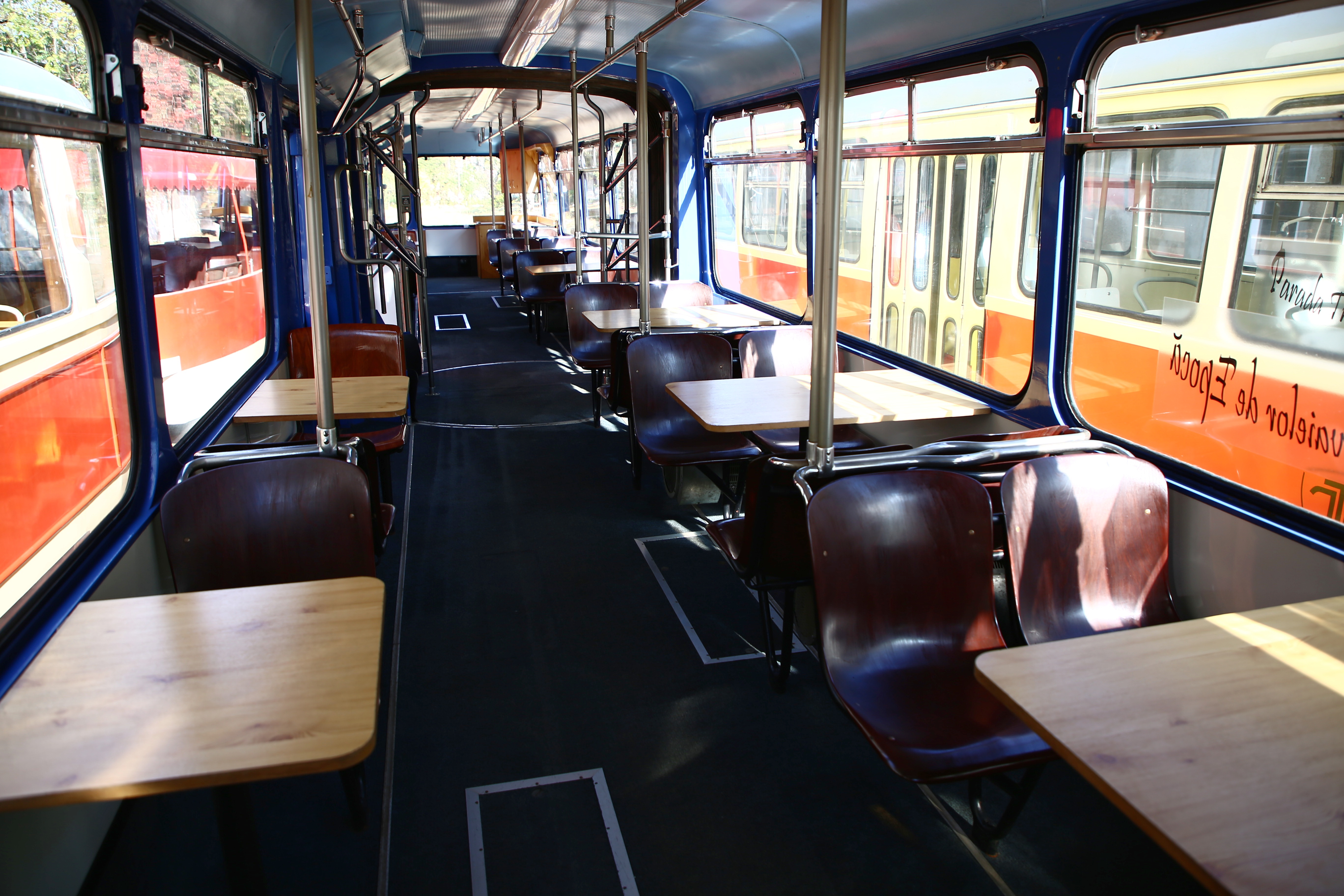 GALERIE FOTO / Imagini inedite cu tramvaiele de epocă, la paradă în București. În vagoane a cântat fanfara, iar vatmanul a purtat uniforma de altădată