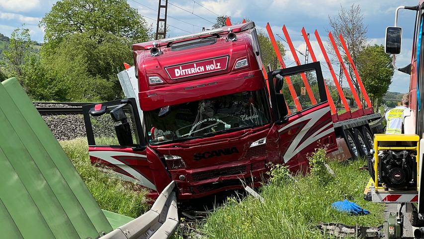 Un copil de 9 ani a văzut din cabină cum o mașină intră direct în camionul condus de tatăl lui și e pulverizată pe șosea, în Germania