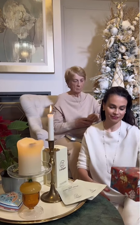 Imagini din casa Ancăi Serea, decorată de Crăciun. A împodobit doi brazi, unul e alb și excentric, iar altul e natural, în ghiveci