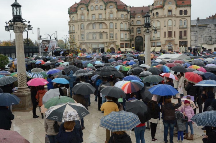 Mii de oameni în stradă, la Oradea! Nu vor căsătorii între persoanele de același sex FOTO