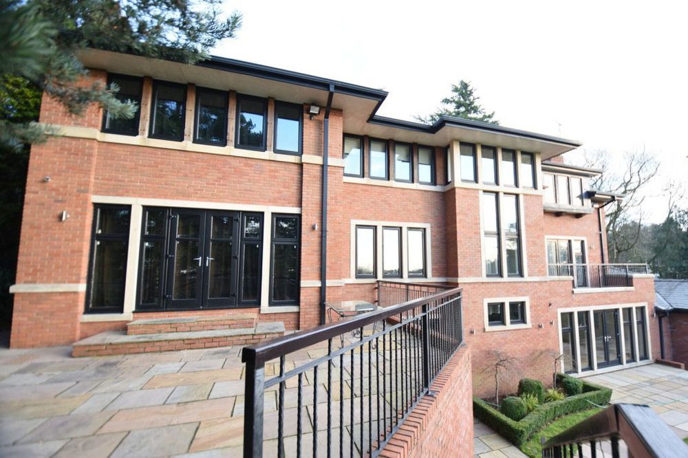 GALERIE FOTO / Cum arată casa de lux a lui Cristiano Ronaldo din Manchester. Starul de la Juventus o scoate la vânzare pe mai puțini bani decât a luat-o!