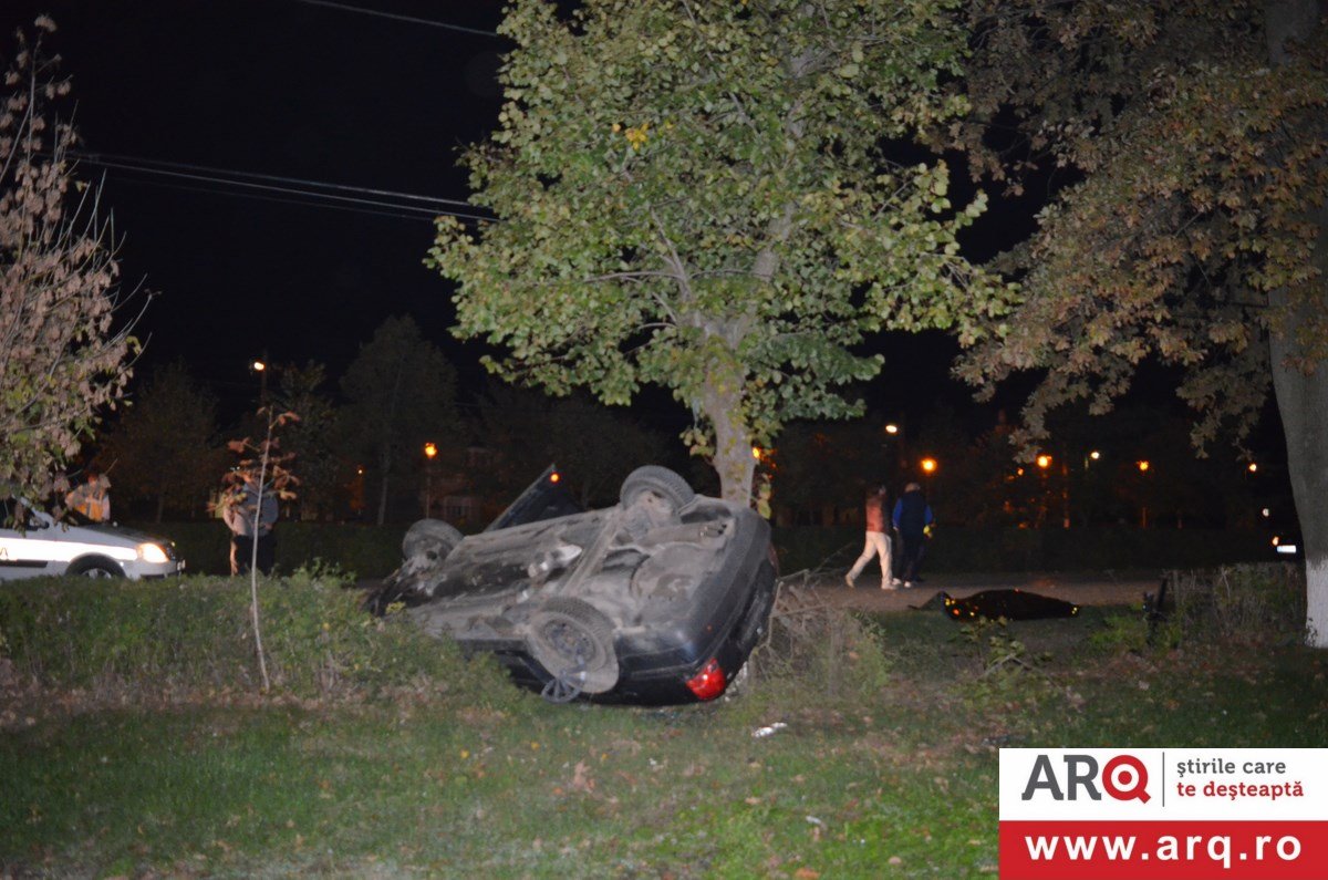 Un mort și doi răniți în urma unui accident în Arad. Supraviețuitorii au reușit să iasă din mașina răsturnată