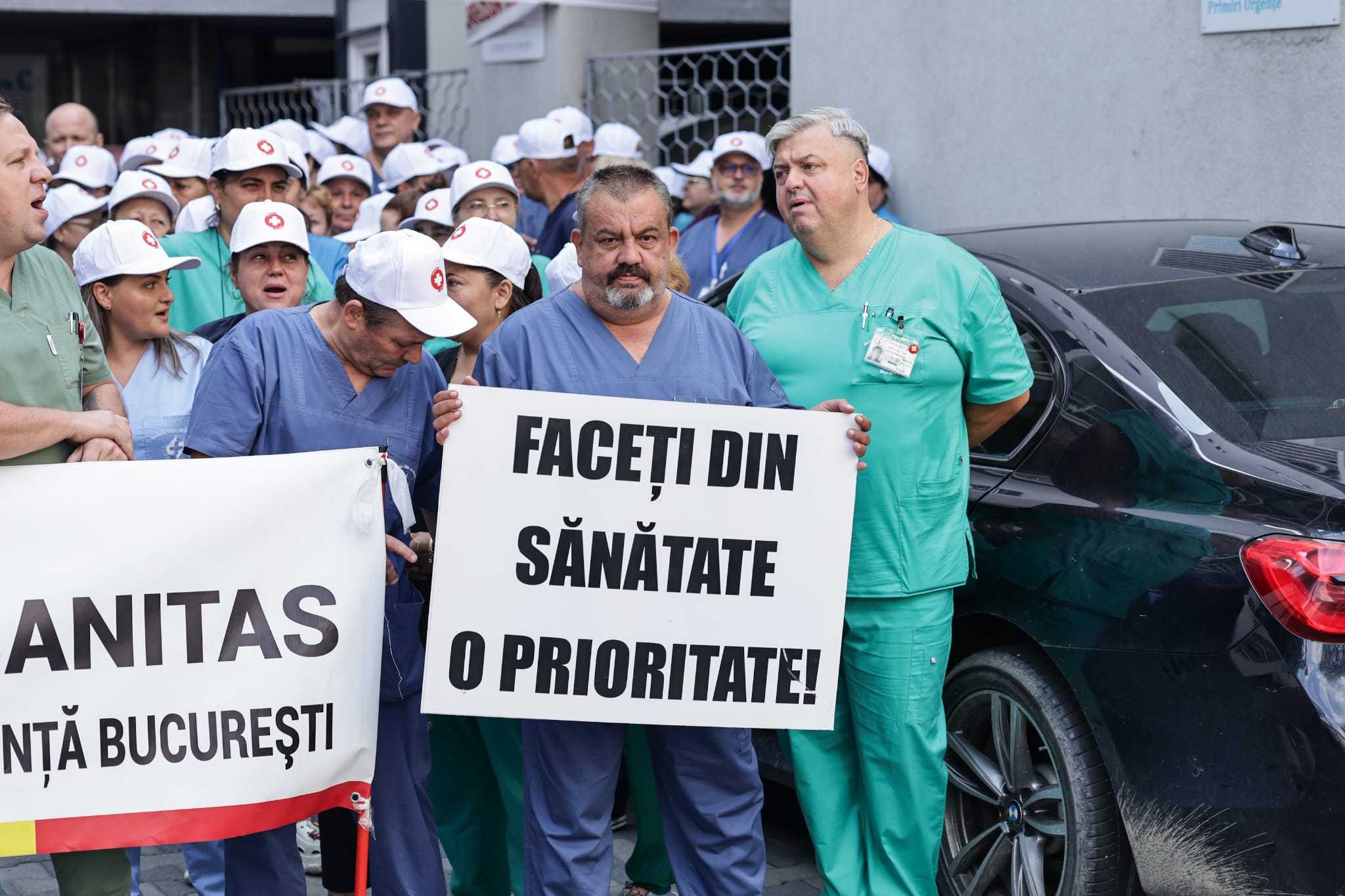 Grevă de avertisment organizată de Sanitas. Noua lege a salarizării propusă de Guvernul Bolojan, sursa nemulțumirilor: „Sporul pentru turele de noapte este o bătaie de joc”
