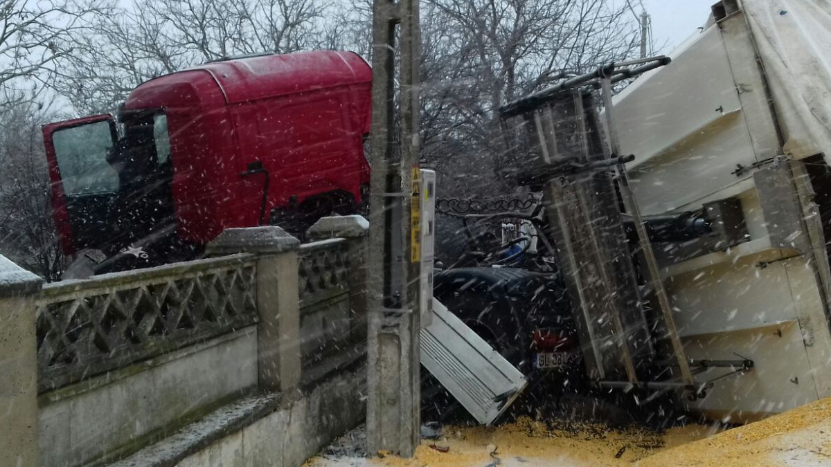 Un TIR s-a răsturnat peste o mașină care transporta butelii pline cu gaz, în județul Constanța/VIDEO&FOTO