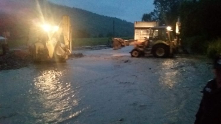 Inundații grave în mai multe județe din țară, după ploile torențiale. Sute de oameni sunt izolați din cauza viiturilor