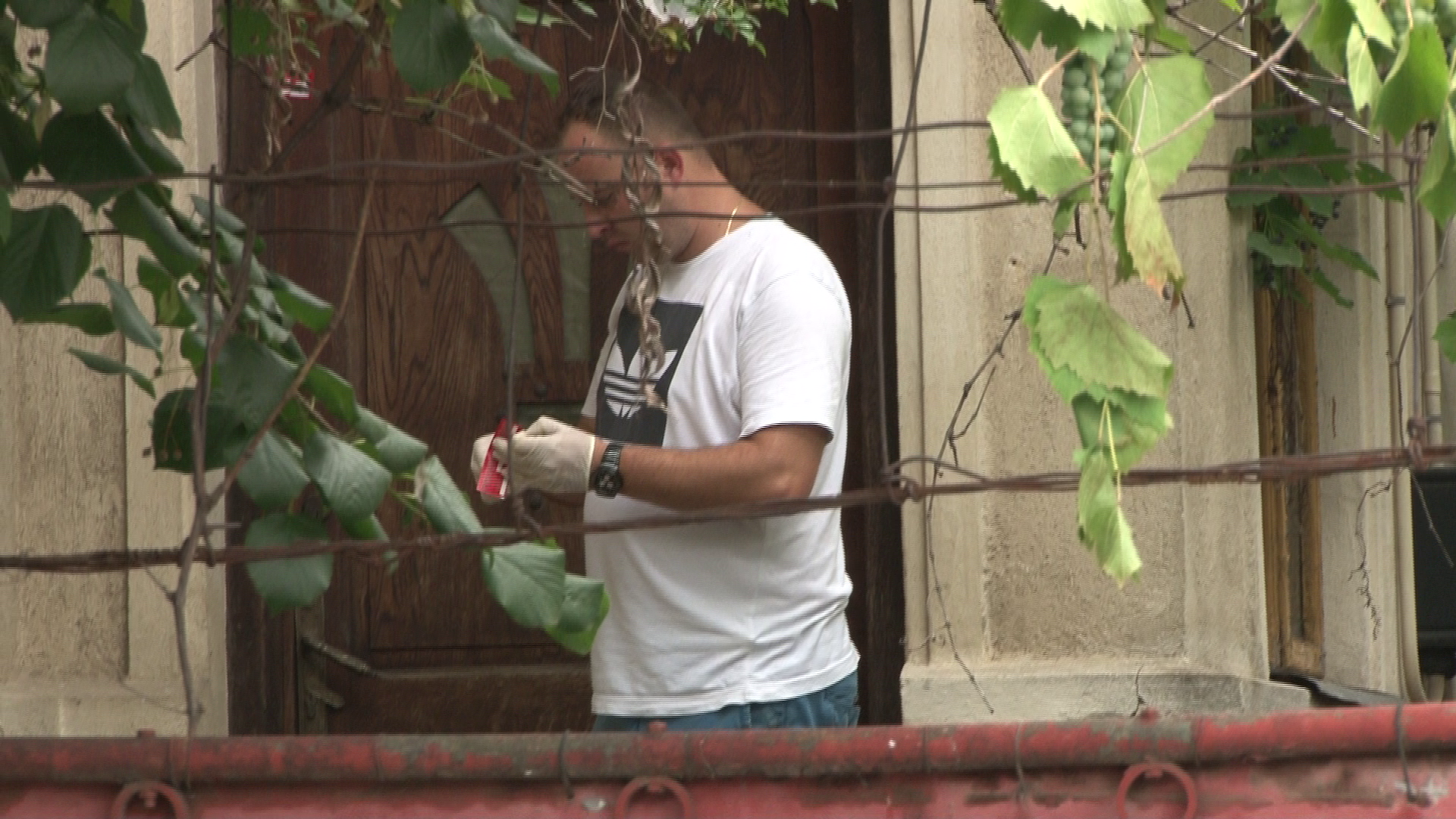 FOTO/ Un hoţ care a vrut să fure dintr-o casă din Ploiești a dat peste cadavrul unei femei moarte de un an. Lângă ea era cadavrul câinelui care o păzise
