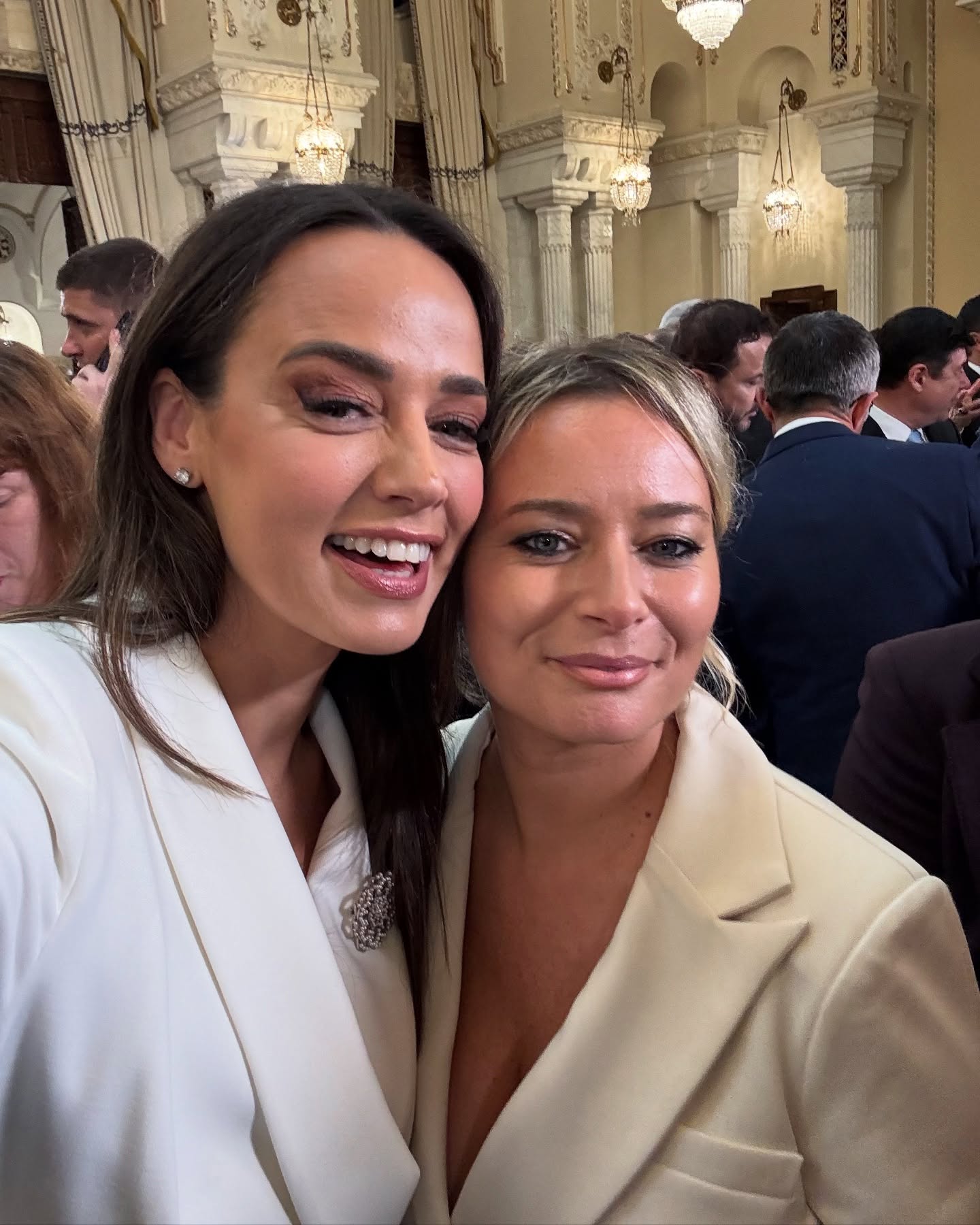 Imagini cu vedetele la învestirea lui Nicușor Dan. Delia, Andreea Raicu și Anca Serea nu au ratat ocazia de a face poză cu noul președinte al României