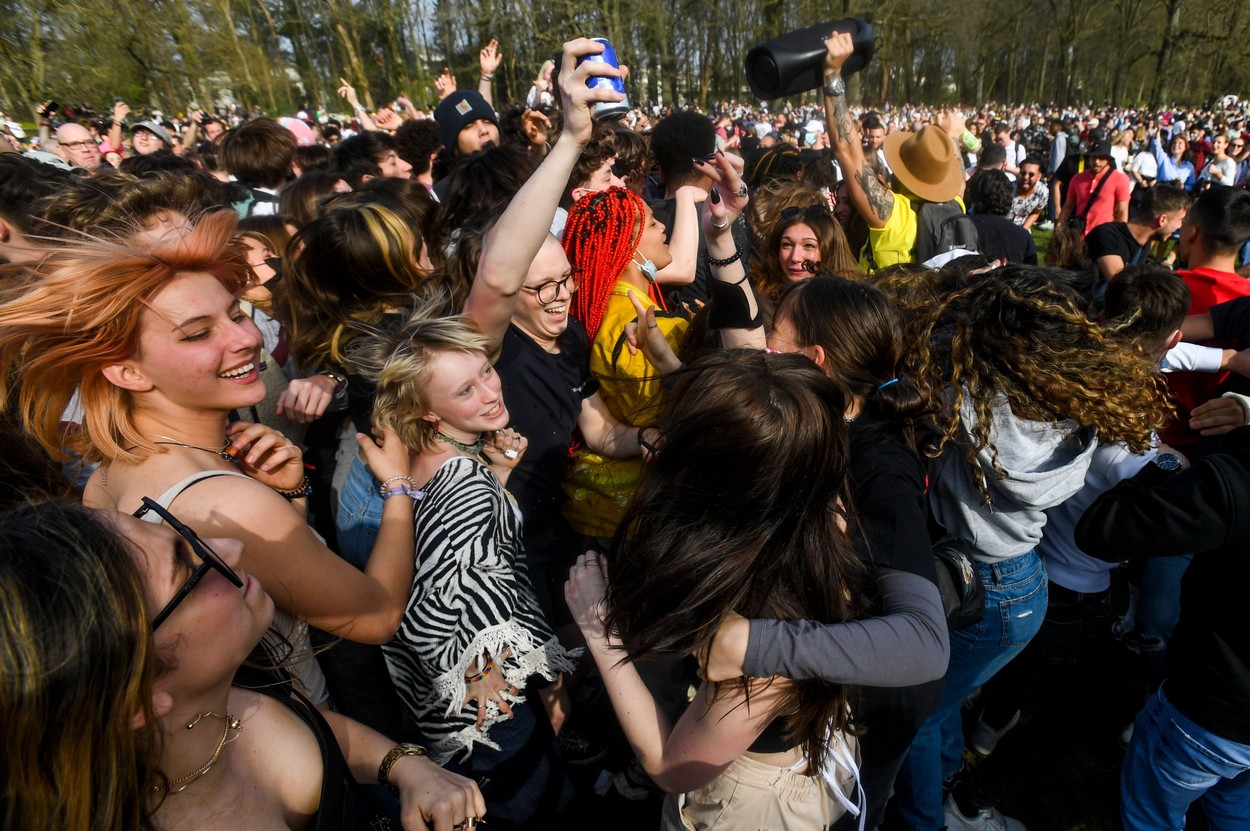 Confruntări la Bruxelles, între polițiști și mii de oameni păcăliți de 1 aprilie să vină la un festival care nu s-a ținut