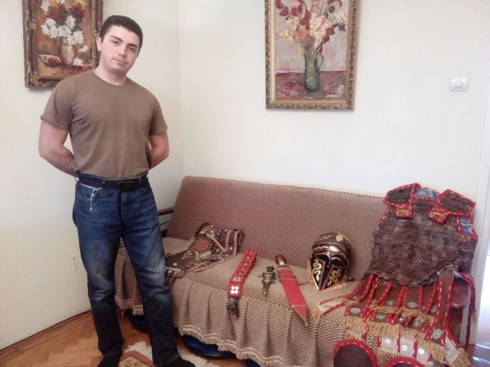 REPORTAJ: Un tânăr gălățean luptă să reconstituie istoria pe viu. Echipamente vechi prind viață în micul său apartament/ FOTO&VIDEO