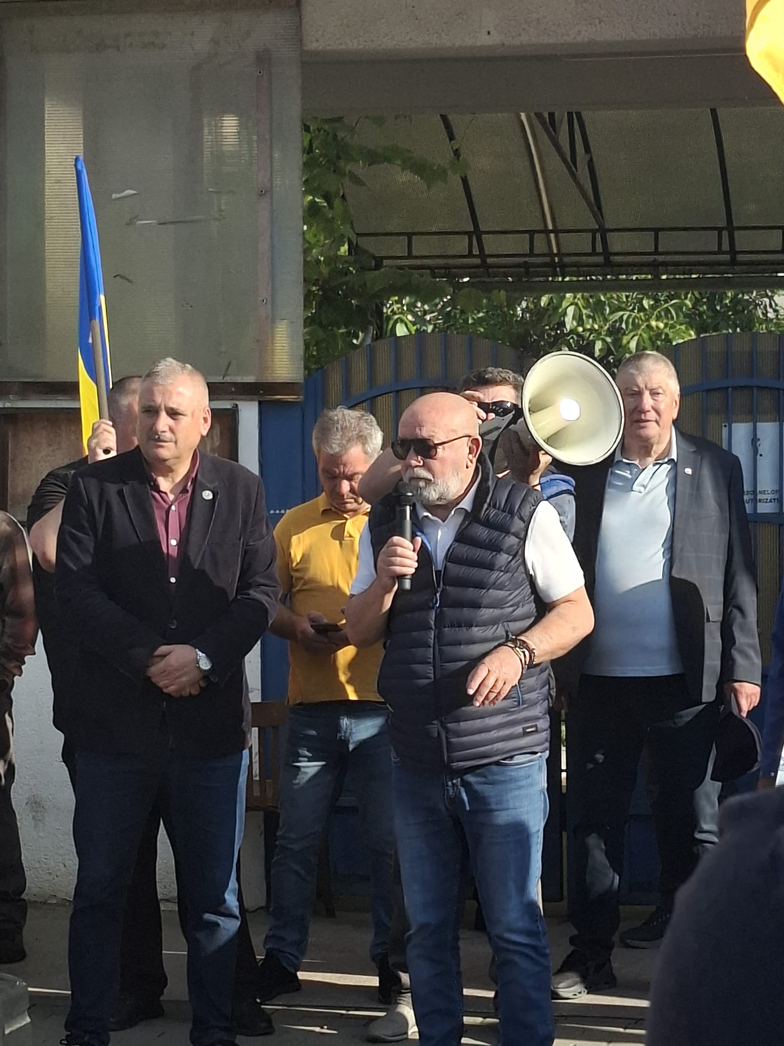 Proteste din cauza legii salarizării: sindicaliștii SANITAS, angajații de la Fabrica de Arme Cugir, ANAF și magistrații se revoltă