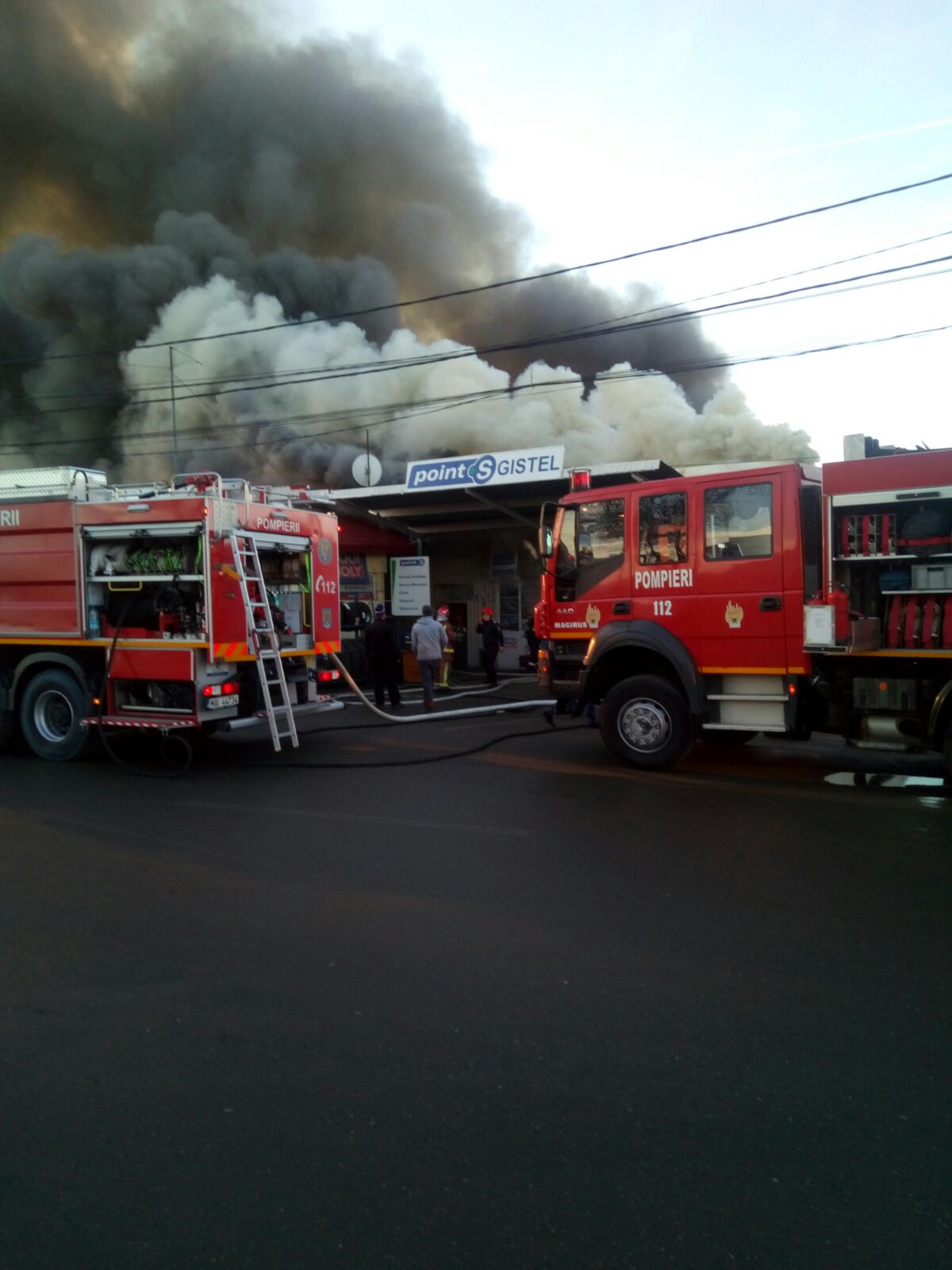 UPDATE: Incendiu violent din Câmpina, stins de pompieri. Focul ar fi pornit din cauza unui cablu defect / FOTO