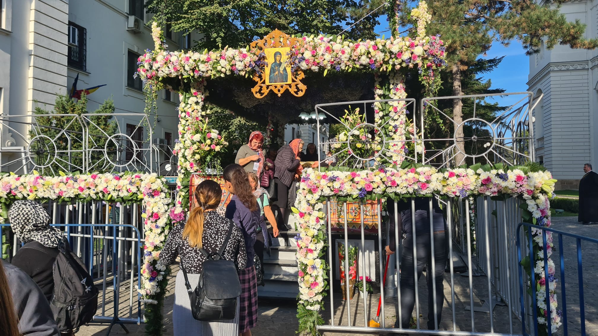 Teama de război a intrat în rugăciunile pelerinilor de la Sfânta Parascheva. „Să ne ferească Sfânta de toți cei răi!”