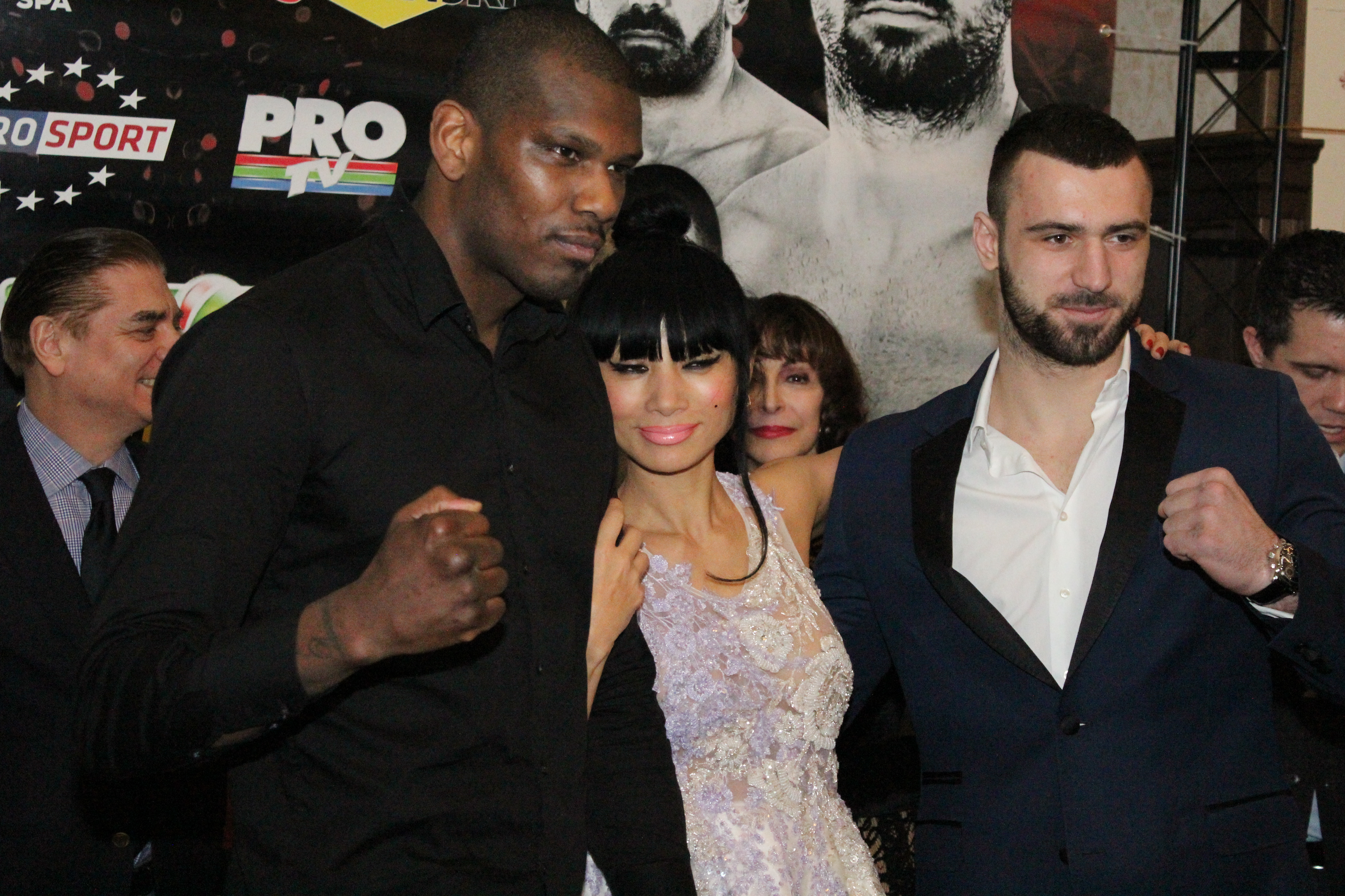Luptătorii de la Superkombat Ploiești s-au confruntat pentru prima dată la cântarul oficial / GALERIE FOTO