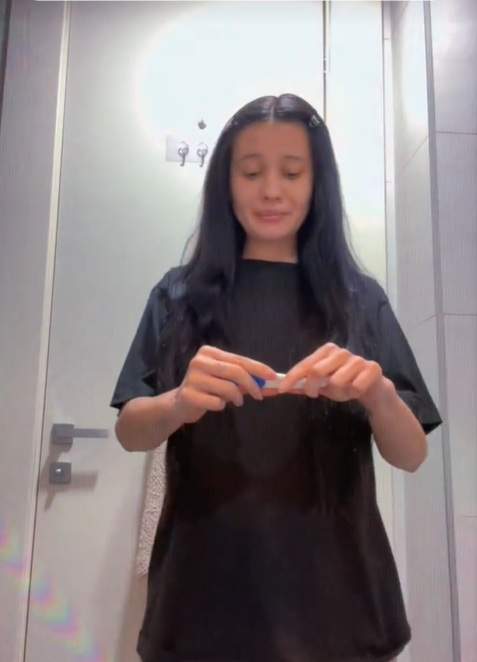 Erika Isac s-a filmat în timp ce făcea un test de sarcină. Artista dispăruse de patru luni de pe rețelele de socializare