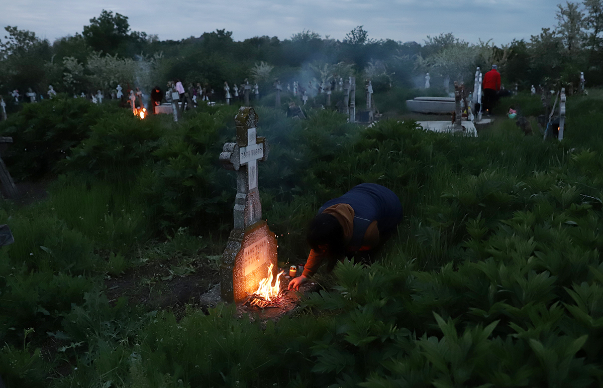 De ce aprind sătenii din Copaciu focul lângă morminte în Joia Mare. „Cu câțiva ani în urmă, aveai impresia că a luat foc cimitirul”