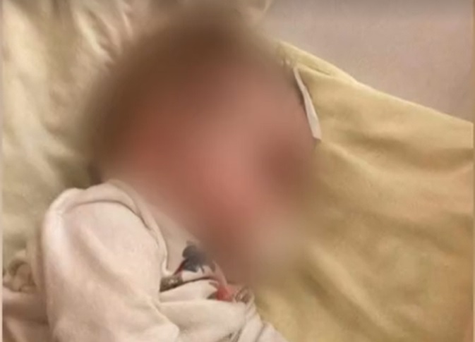 Horror Ócsán: patkány harapdált véresre egy alvó kisbabát – videó