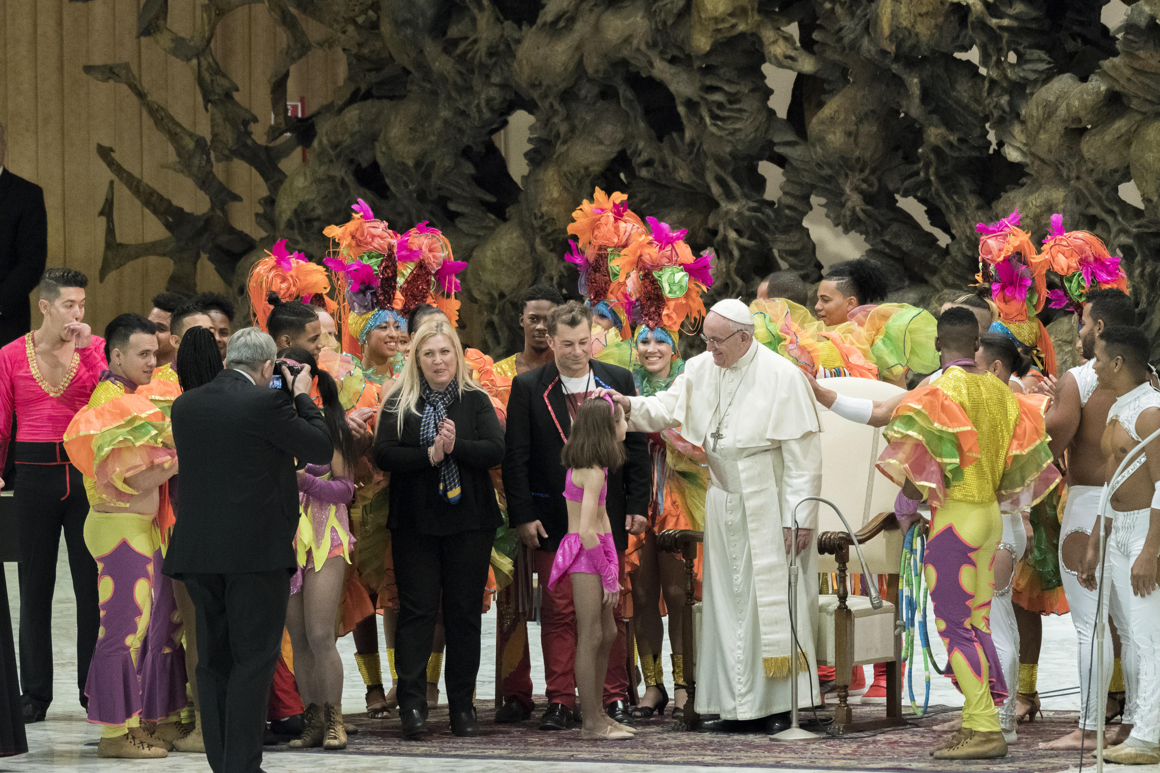 FOTO | Imagini inedite cu Papa Francisc. Suveranul Pontif a fost vizitat de artiști de circ