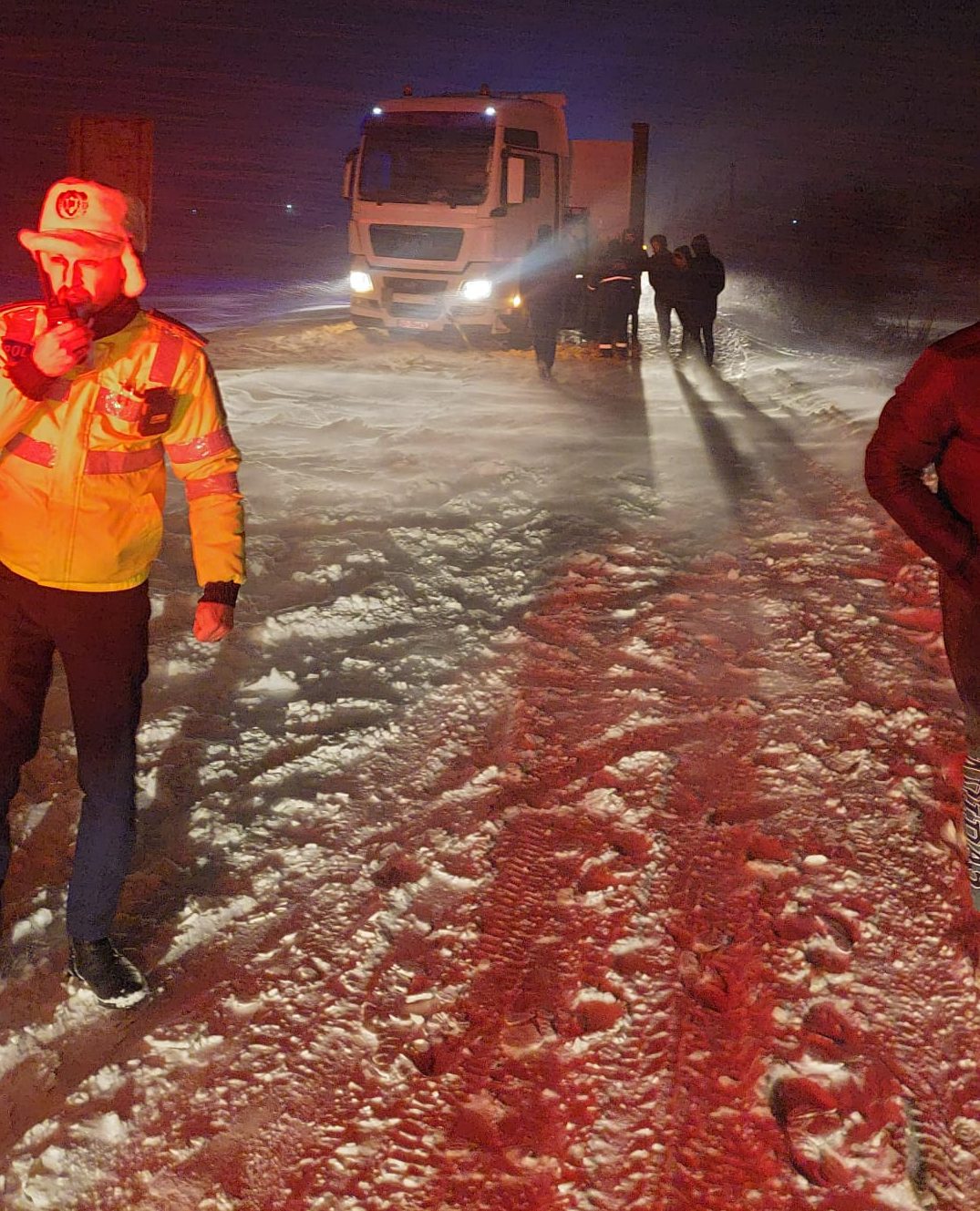 Ambulanță care transporta un pacient la spital, blocată în drum din cauza unui TIR derapat pe șosea, în Vrancea