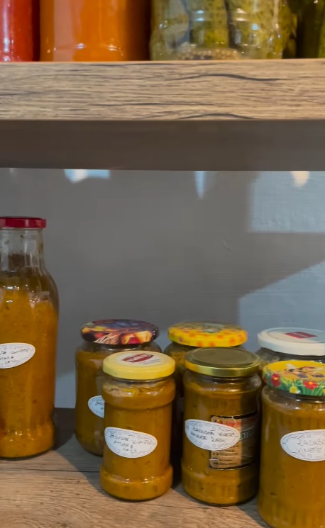 Imagini din cămara Danei Nălbaru și a lui Dragoș Bucur. Fanii le-au atras atenția: „Nu păstrați țuica în sticle de plastic”