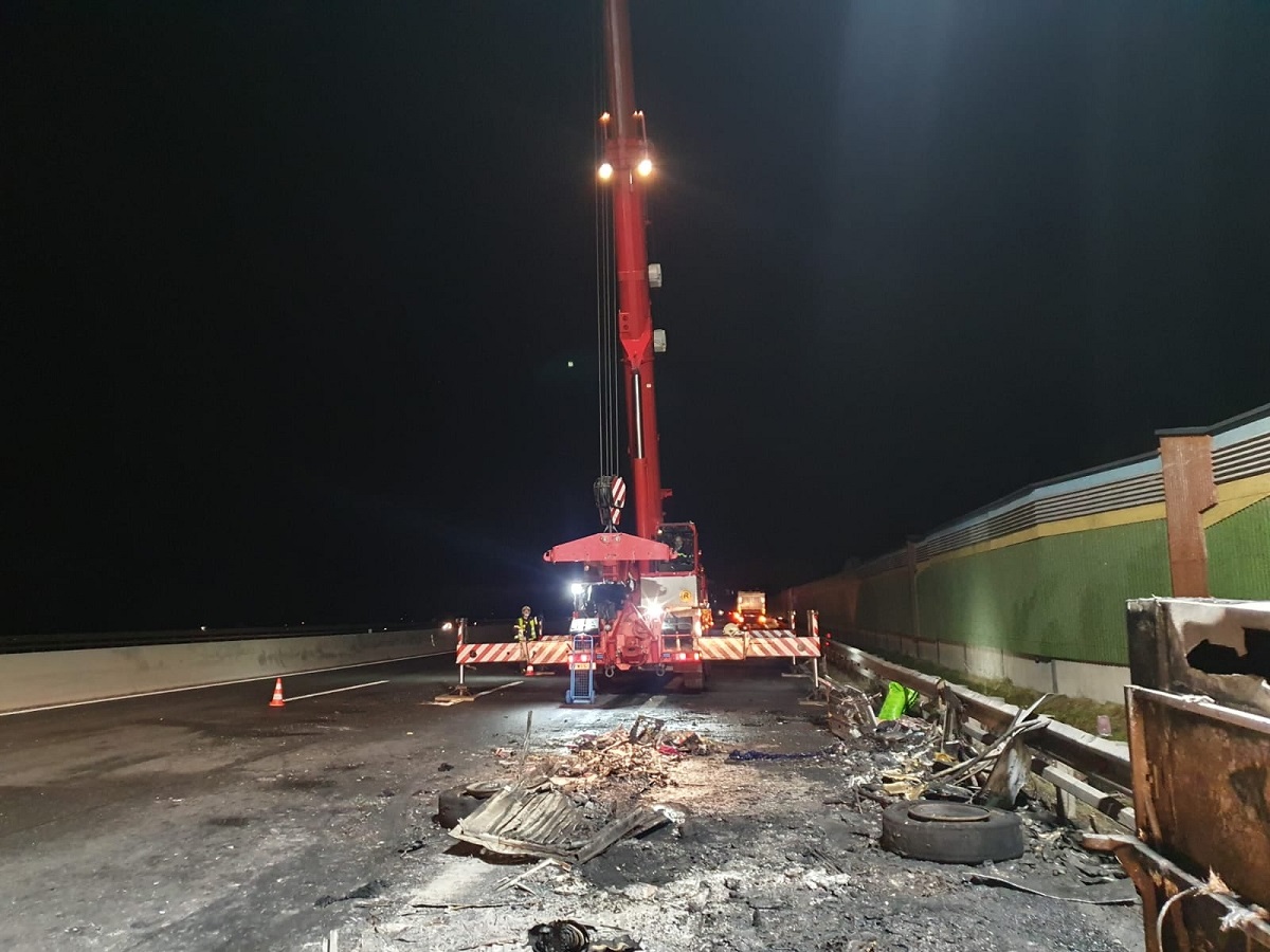 Un autocar cu 13 români în el s-a aprins în mers, în Austria, și s-a făcut scrum