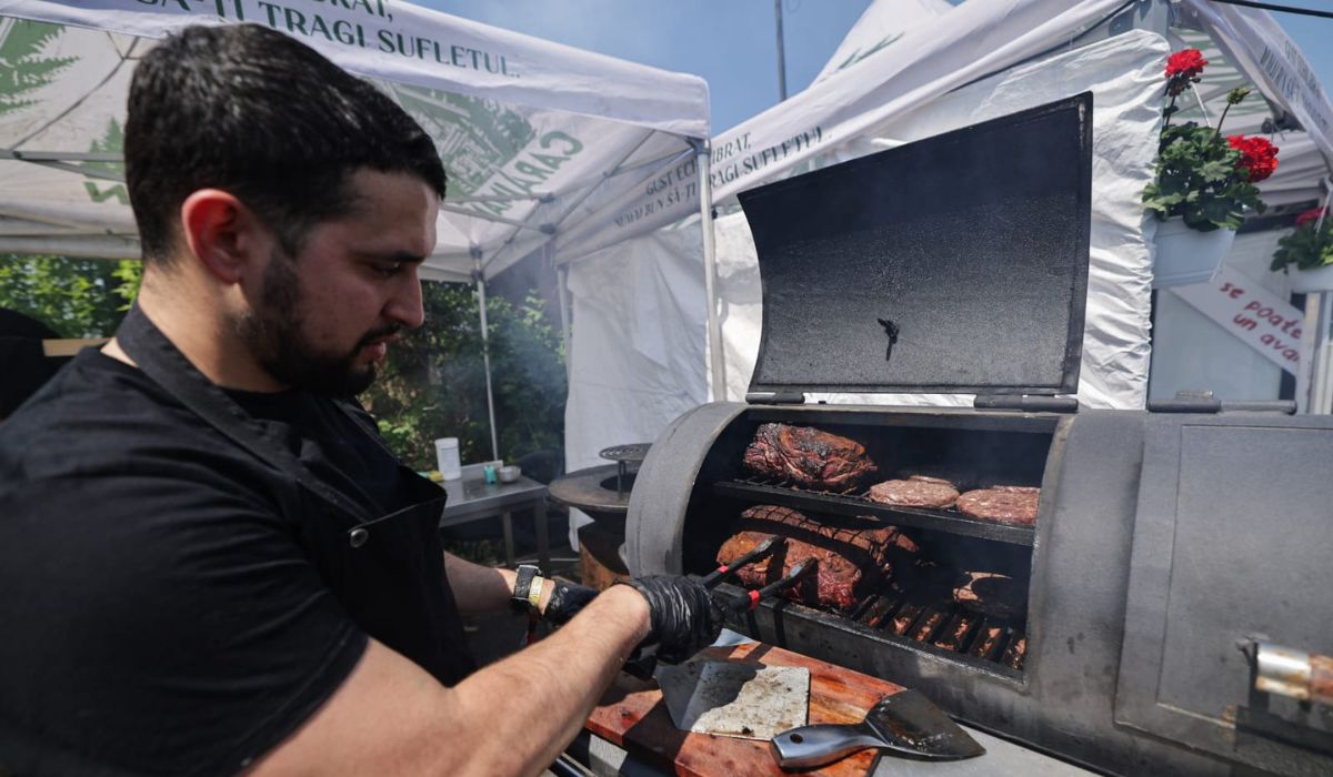Primul festival al micilor în București: o echipă de bucătari a doborât recordul pentru cel mai lung mic realizat vreodată